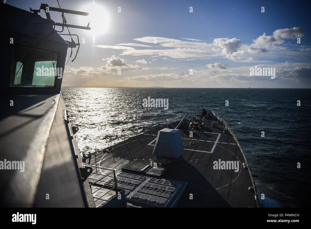 180621-N-FP878-068 détroits danois (21 juin 2018) La classe Arleigh Burke destroyer lance-missiles USS Bainbridge (DDG 96) transits les détroits danois, le 21 juin 2018. Bainbridge, homeported à Naval Station Norfolk, mène des opérations navales dans la sixième flotte américaine zone d'opérations à l'appui de la sécurité nationale des États-Unis en Europe et en Afrique. (U.S. Photo par marine Spécialiste de la communication de masse 1re classe Theron J. Godbold/libérés) Banque D'Images