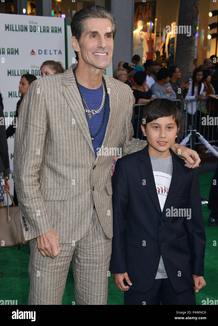 Perry Farrell, Hetsron Wolfgang Farrell à la Million Dollar Arm Première au El Capitan Theatre de Los Angeles.Perry Farrell, Hetsron Wolfgang Farrell ------------- Red Carpet Event, Vertical, USA, Cinéma, Célébrités, photographie, Bestof, Arts, Culture et divertissement, Célébrités Topix fashion / Vertical, Best of, événement dans la vie d'Hollywood, Californie - Tapis rouge et en backstage, USA, Cinéma, Célébrités, cinéma, télévision, Célébrités célébrités musique, photographie, Arts et culture, Bestof, divertissement, Topix, verticale de la famille de l'année 2014, l'inqu Banque D'Images