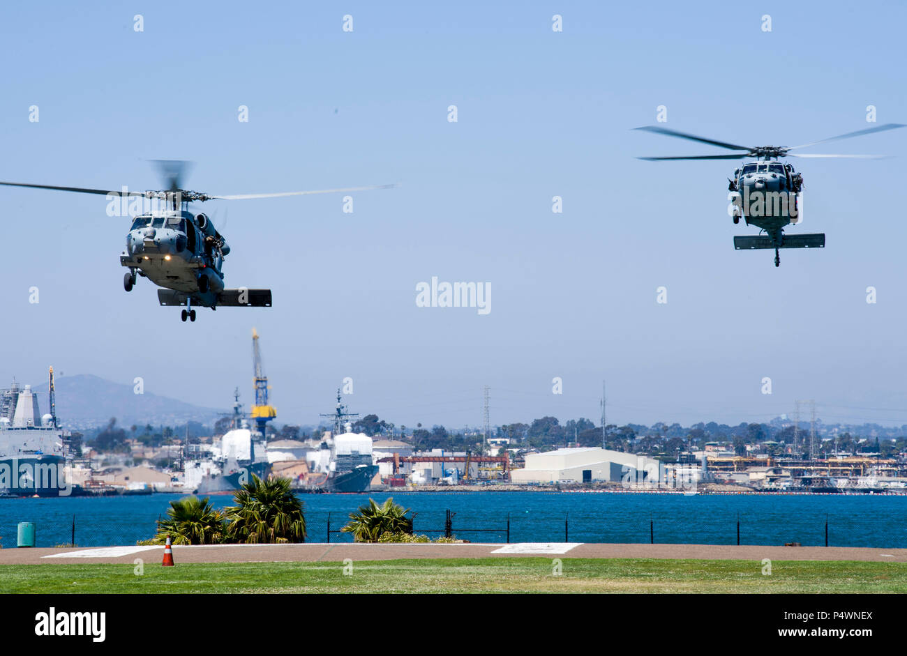 180622-N-MJ645-1292 CORONADO, Californie (22 juin 2018) Deux HH-60H Seahawks dans le Firehawks" de la mer d'hélicoptères de l'Escadron de Combat (HSC) 85 Se préparer à atterrir à la Naval Amphibious Base Coronado, lors d'une manifestation pour la Marine, l'événement de reconnaissance de l'Employeur, le 22 juin 2018. Les employeurs sélectionnés étaient désignés par leur réserve marine Sailor employés et invités à assister à l'événement d'un jour qui comprenait une visite de l'USS Omaha (LCS 12), une exposition statique d'avions à l'Escadron de soutien logistique de la flotte (VR) 57 et la démonstration des capacités combinées de la Seal Team 17, groupe d'opérations spéciales de la Marine (NSWG) 11 et Banque D'Images