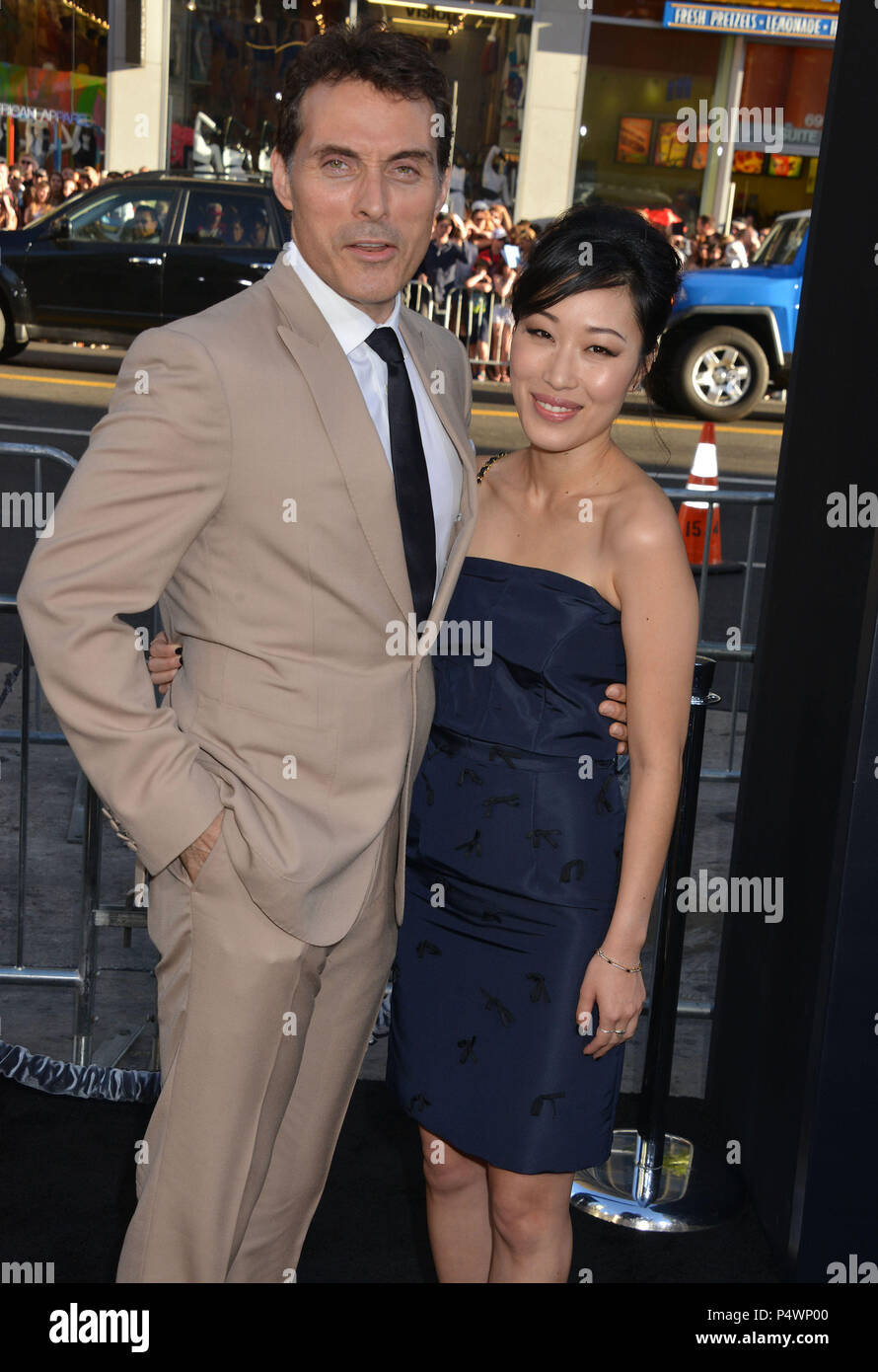 Rufus Sewell et petite amie à l'Hercules première au théâtre chinois de Grauman à Los Angeles. Rufus Sewell et petite amie 164 ------------- Red Carpet Event, Vertical, USA, Cinéma, Célébrités, photographie, Bestof, Arts, Culture et divertissement, Célébrités Topix fashion / Vertical, Best of, événement dans la vie d'Hollywood, Californie - Tapis rouge et en backstage, USA, Cinéma, Célébrités, cinéma, télévision, Célébrités célébrités musique, photographie, Arts et culture, Bestof, divertissement, Topix, verticale de la famille de l'année 2014, enquête tsuni@Gamma-USA.com , Husban Banque D'Images