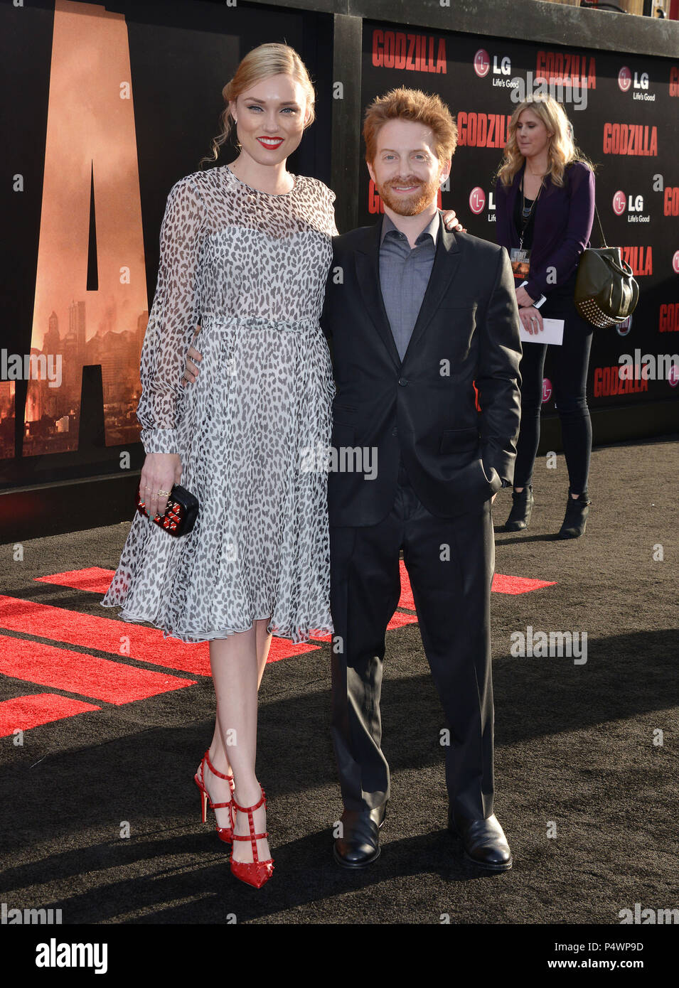 Seth Green, épouse Clare Grant 051 à la Godzilla Première au Dolby Theatre de Los Angeles.Seth Green, épouse Clare Grant 051 ------------- Red Carpet Event, Vertical, USA, Cinéma, Célébrités, photographie, Bestof, Arts, Culture et divertissement, Célébrités Topix fashion / Vertical, Best of, événement dans la vie d'Hollywood, Californie - Tapis rouge et en backstage, USA, Cinéma, Célébrités, cinéma, télévision, Célébrités célébrités musique, photographie, Arts et culture, Bestof, divertissement, Topix, verticale de la famille de l'année 2014 tsuni@Gamma-USA.com , enquête, un mari Banque D'Images