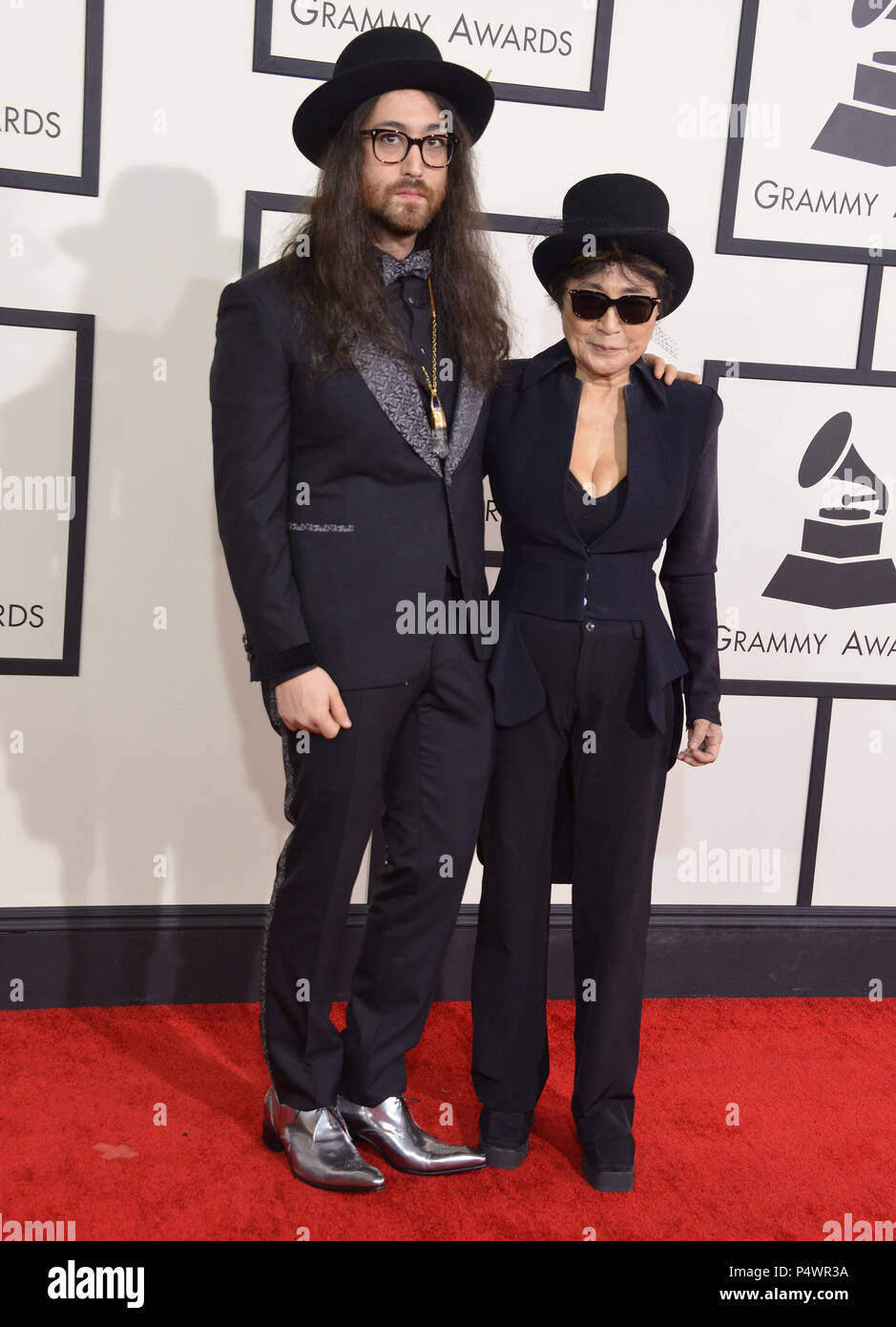 Yoko Ono et son fils Sean Lennon en arrivant à la 56e cérémonie annuelle de remise des Prix Grammy 2014 au Staple Center de Los Angeles.Yoko Ono et son fils Sean Lennon 373 ------------- Red Carpet Event, Vertical, USA, Cinéma, Célébrités, photographie, Bestof, Arts, Culture et divertissement, Célébrités Topix fashion / Vertical, Best of, événement dans la vie d'Hollywood, Californie - Tapis rouge et en backstage, USA, Cinéma, Célébrités, cinéma, télévision, Célébrités célébrités musique, photographie, Arts et culture, Bestof, divertissement, Topix, verticale de la famille de l'année 2014, enquête tsuni@Gamm Banque D'Images