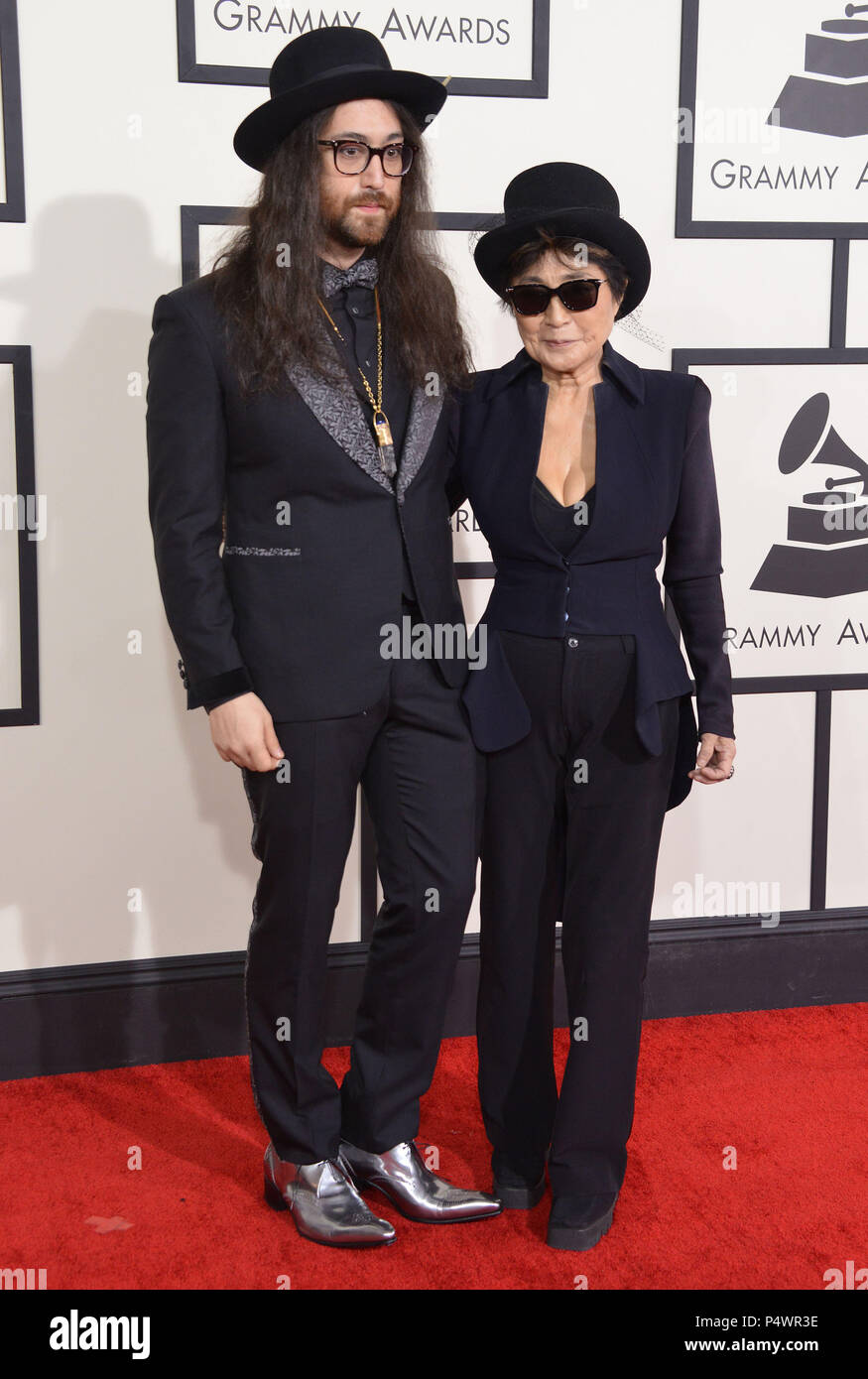 Yoko Ono et son fils Sean Lennon en arrivant à la 56e cérémonie annuelle de remise des Prix Grammy 2014 au Staple Center de Los Angeles.Yoko Ono et son fils Sean Lennon 375 ------------- Red Carpet Event, Vertical, USA, Cinéma, Célébrités, photographie, Bestof, Arts, Culture et divertissement, Célébrités Topix fashion / Vertical, Best of, événement dans la vie d'Hollywood, Californie - Tapis rouge et en backstage, USA, Cinéma, Célébrités, cinéma, télévision, Célébrités célébrités musique, photographie, Arts et culture, Bestof, divertissement, Topix, verticale de la famille de l'année 2014, enquête tsuni@Gamm Banque D'Images