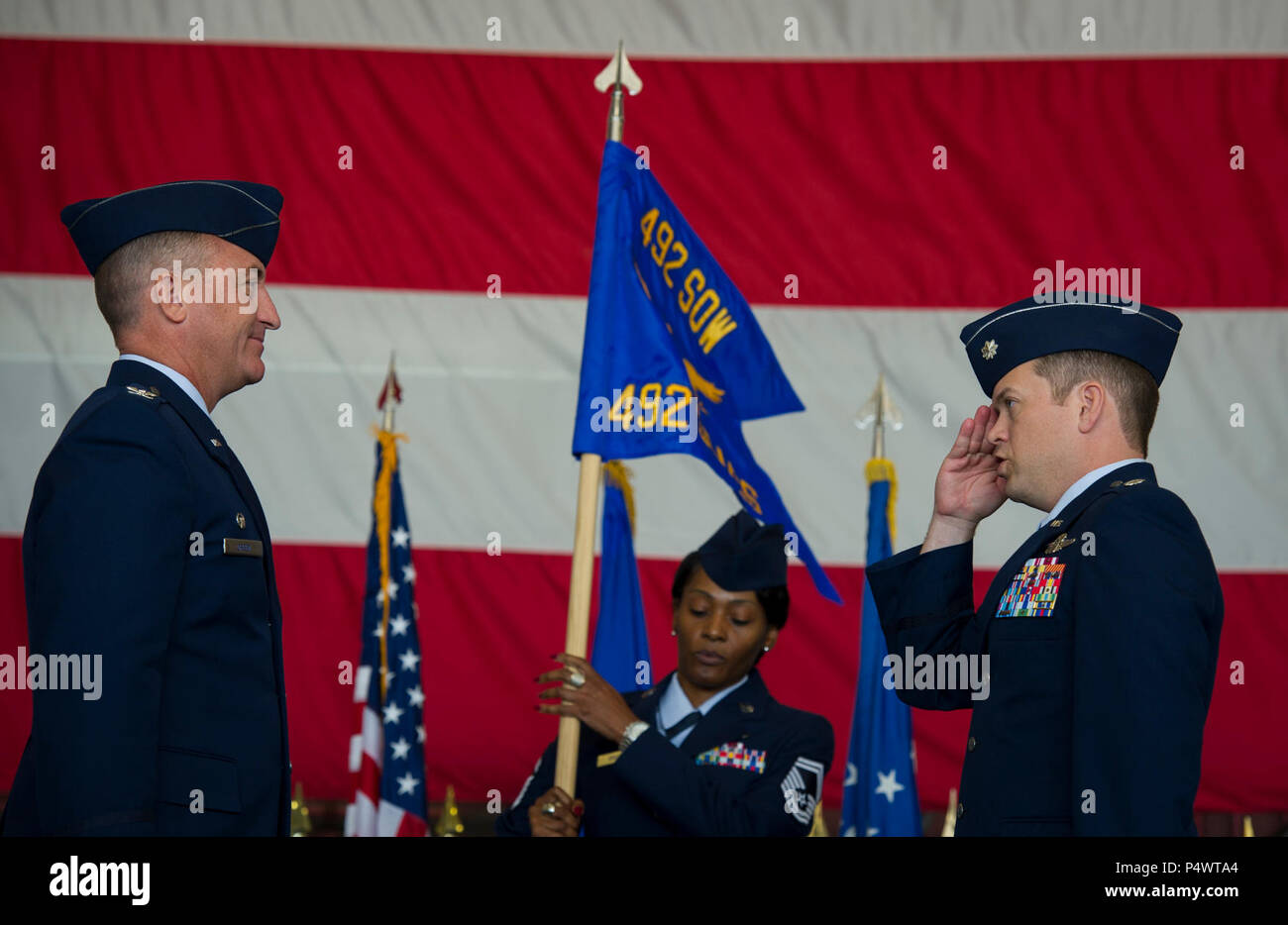 Les commandos de l'air assister à la 492e cérémonie d'activation de l'Escadre d'opérations spéciales à Hurlburt Field, le 10 mai 2017. L'Air Force Special Operations Air Warfare Center est redésigné comme le 492e cahier des charges au cours d'une cérémonie. Immédiatement après, le 492e groupe d'opérations spéciales, le 492e Groupe de l'instruction des opérations spéciales ont été activés avec le 492e Escadron de soutien des opérations spéciales et le 492e Escadron d'opérations spéciales des fonctionnalités avancées. Banque D'Images