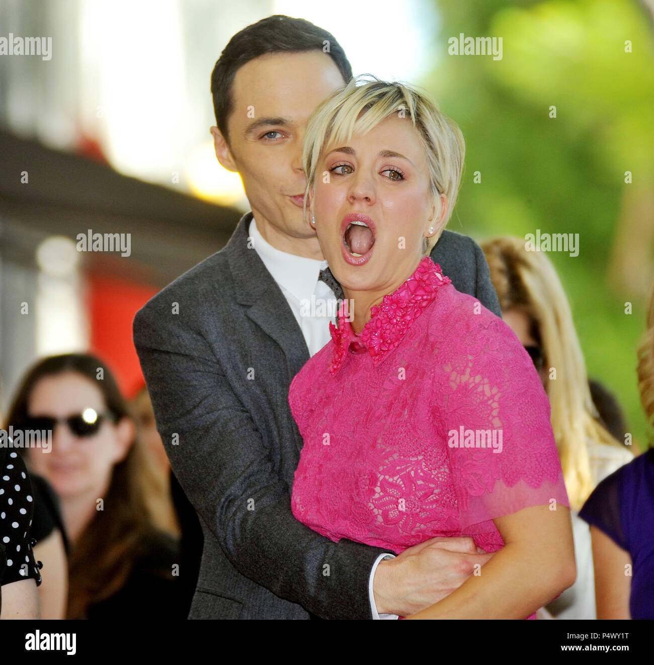 Kaley Cuoco honoré avec une étoile sur le Hollywood Walk of Fame à Los Angeles.Kaley Cuoco 030 et Jim Parsons événement dans la vie d'Hollywood, Californie - Red Carpet Event, USA, Cinéma, Célébrités, photographie, Bestof, Arts, Culture et divertissement, Célébrités, Mode Topix Meilleur de Hollywood, la vie, événement dans la vie d'Hollywood, Californie - Tapis rouge et en backstage, cinéma, télévision, célébrités, célébrités de la musique, des acteurs du Topix même film en salle, et la star ensemble. enquête de crédit, tsuni@Gamma-USA.com Tsuni / USA, 2015 - Groupe, télévision et film cast Banque D'Images