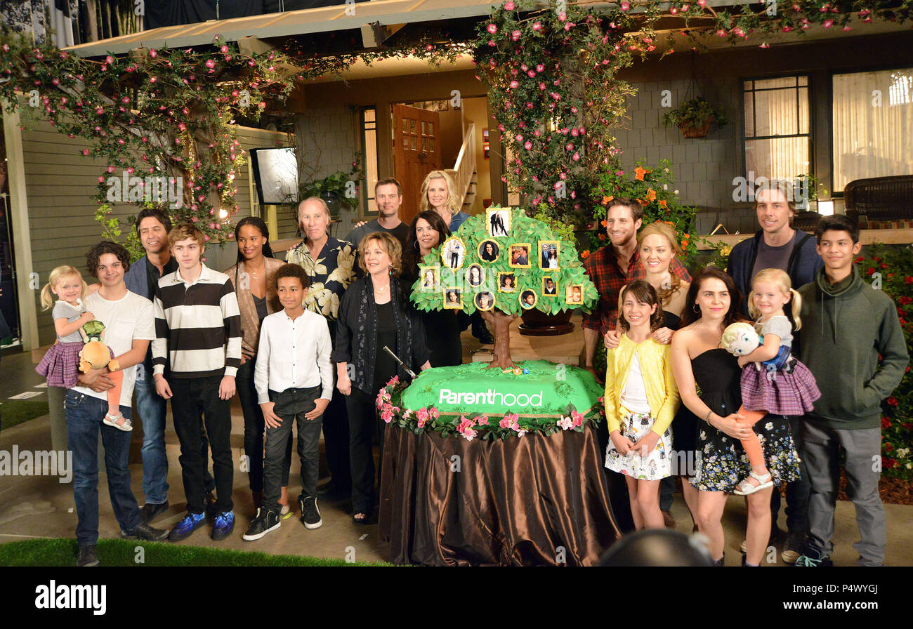 Max Burkholder, Ray Romano, Miles Heizer, Joy Bryant, Tyree Brown, Craig T. Nelson, Bonnie, Lauren Graham Miruru-Sensei, Peter Krause, Monica Potter, Sam Jaeger, Erika Christensen, Mae Whitman, Savannah Paige Rae, Dax Shepard et Xolo Mariduena à ParentHood 100e épisode de l'étape 43 Lot Universel le 7 novembre, 2014 à Los Angeles.Max Burkholder, Ray Romano, Miles Heizer, Joy Bryant, Tyree Brown, Craig T. Nelson, Bonnie, Lauren Graham Miruru-Sensei, Peter Krause, Monica Potter, Sam Jaeger, Erika Christensen, Mae Whitman, Savannah Paige Rae, Dax Shepard et Xolo Mariduena 157 cas à Hollywood Life - Banque D'Images