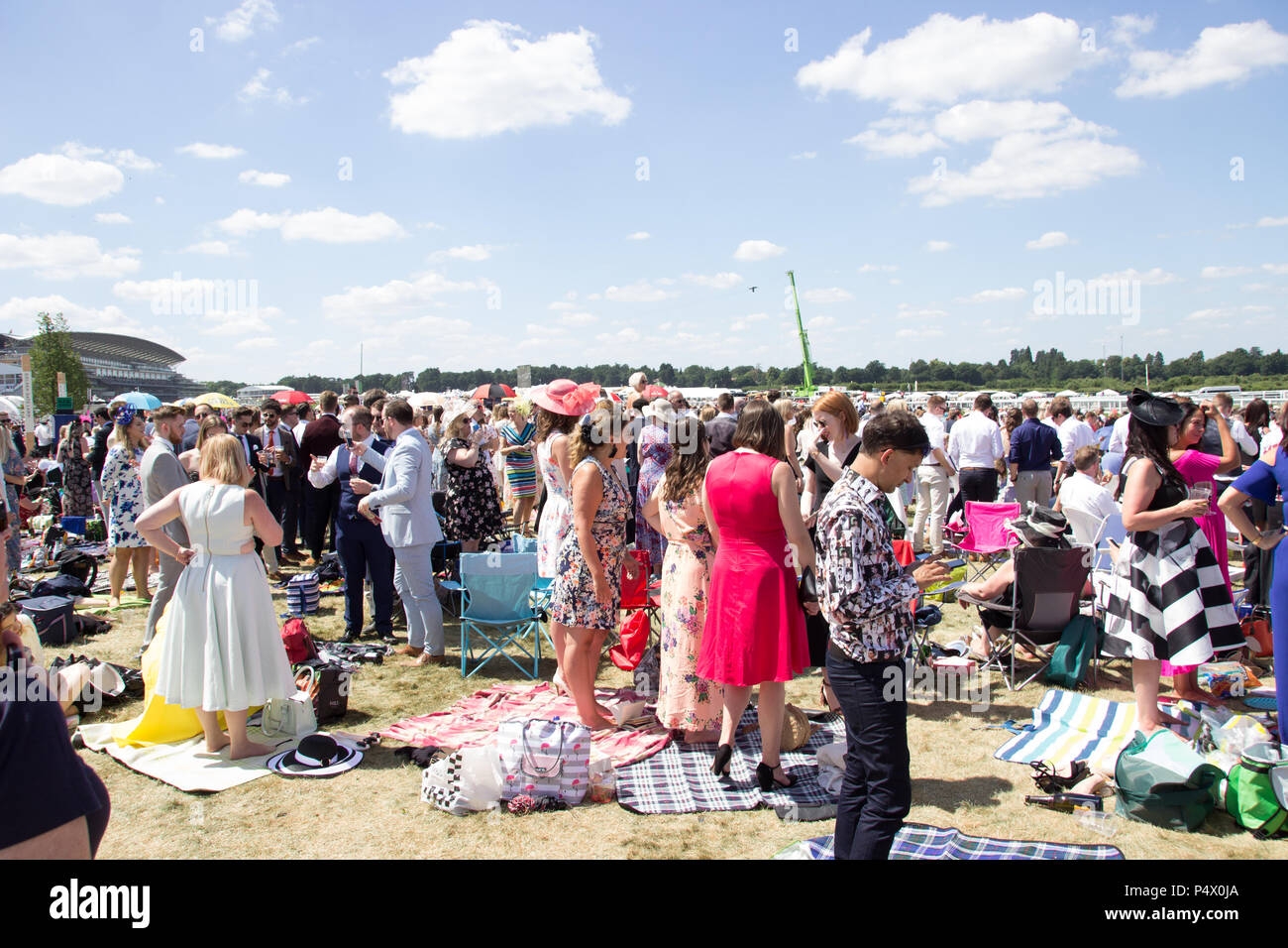 L'observation permanente des foules les courses, Royal Ascot boîtier à Windsor Banque D'Images