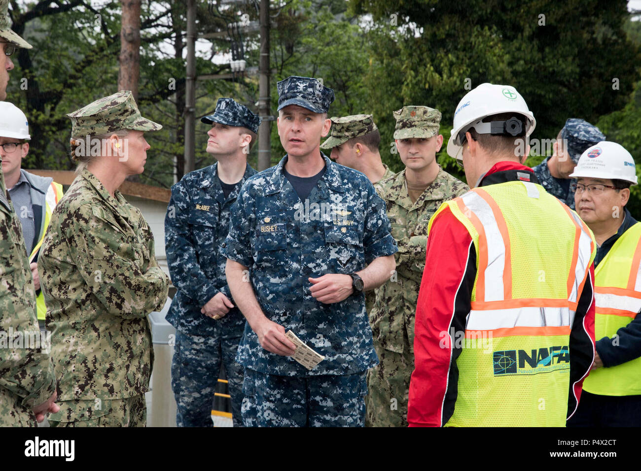 NAVAL AIR FACILITY ATSUGI, au Japon (10 mai 2017) Commandant, Commandement installations navales (CNIC) Vice-amiral. Mary Jackson, à gauche, et Naval Air Facility Atsugi Commandant Capitaine John Bushey parler à Naval Facilities Engineering Command (NAVFAC) Extrême-Orient au cours d'une visite du personnel de base. C'est Jackson's première visite au Naval Air Facility Atsugi depuis qu'elle a assumé la position de CNIC. La visite de Jackson à la base fait partie d'une zone de circuit d'information sur les installations de la Marine au Japon. Banque D'Images