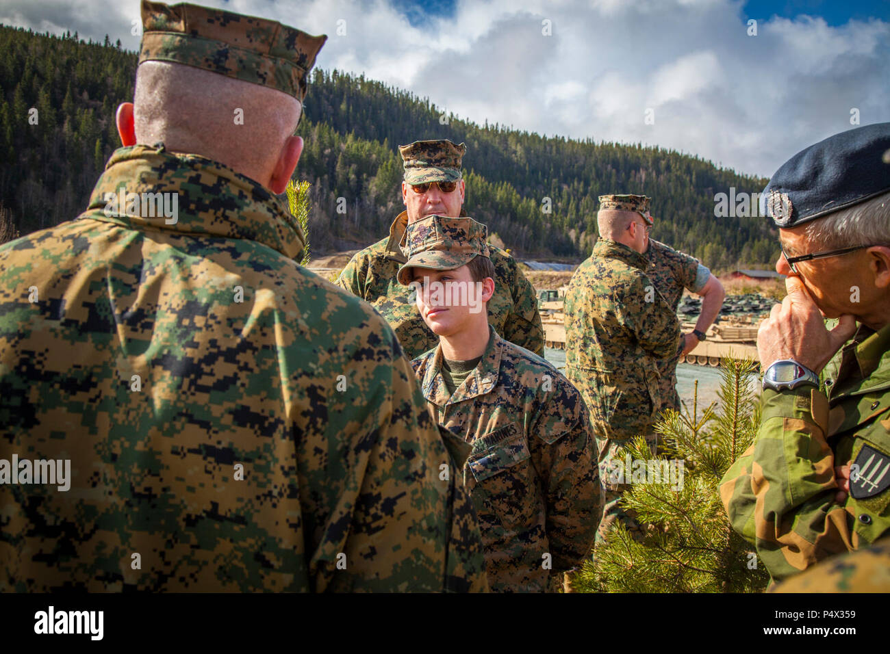 Le général du Corps des Marines américain John Wissler (à gauche), commandant du Corps des Marines américains, le lieutenant et Ashley Smith, officier de logistique de transport avec 2e Bataillon de soutien logistique de combat, 2, 2e Régiment de Marine Logistics Group, discuter de la Marine Corps dégrossissement du Programme - Norvège (MCPP-N) à une zone de rassemblement à la Norvège, le 9 mai 2017. Le commandant a visité la cave site avec d'autres hauts dirigeants au cours des Forces maritimes de l'Afrique et l'Europe conférence du commandant. MCPP-N fournit un soutien sur mesure, prépositionnés à nos opérations expéditionnaires. Banque D'Images