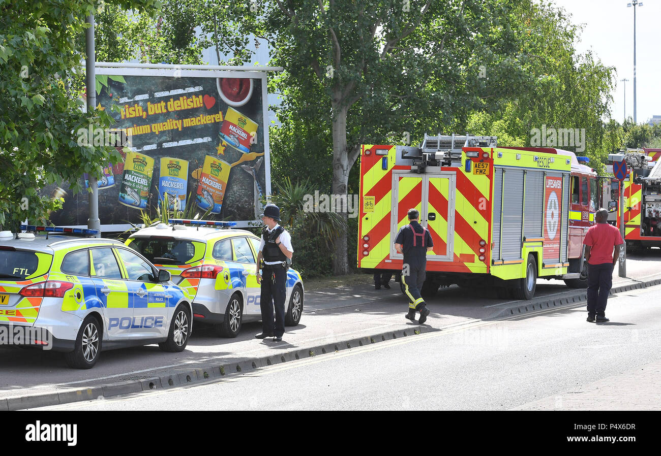 Les services d'urgence sur les lieux d'un grand feu dans un entrepôt à Leyton, East London. Banque D'Images