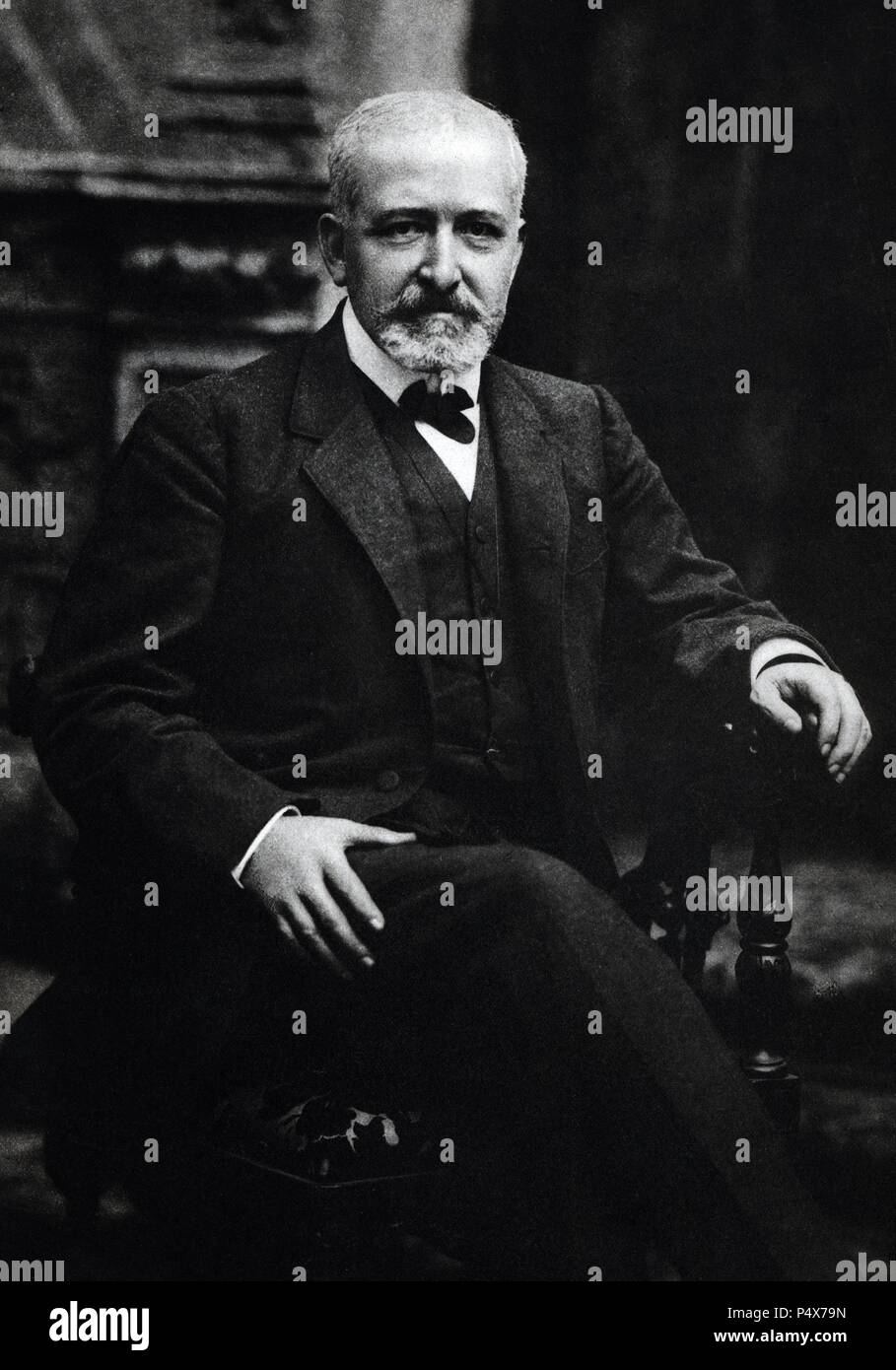 Sanllehy y Alrich, Domingo Juan (Barcelone, 1852-1911). Abogado y político español. Militó en el Partido Conservador. Diputado Fué fué provinciaux y en 1906 nombrado alcalde de Barcelona, cargo del que dimitió in 1908 por desacuerdo con el presupuesto de Cultura de aquel año ; su pas dimisión fué aceptada hasta el año siguiente. Durante su gestión se inició la Reforma Interior de Barcelona. Banque D'Images