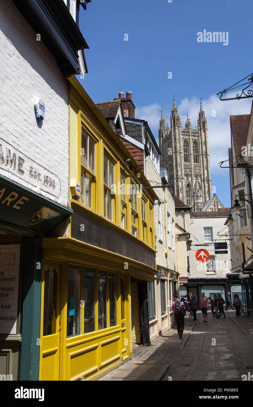Ville de Canterbury, Angleterre. Shop fronts sur Canterbury's Butchery Lane, avec la Cathédrale de Canterbury's Harry Bell Tower en arrière-plan. Banque D'Images