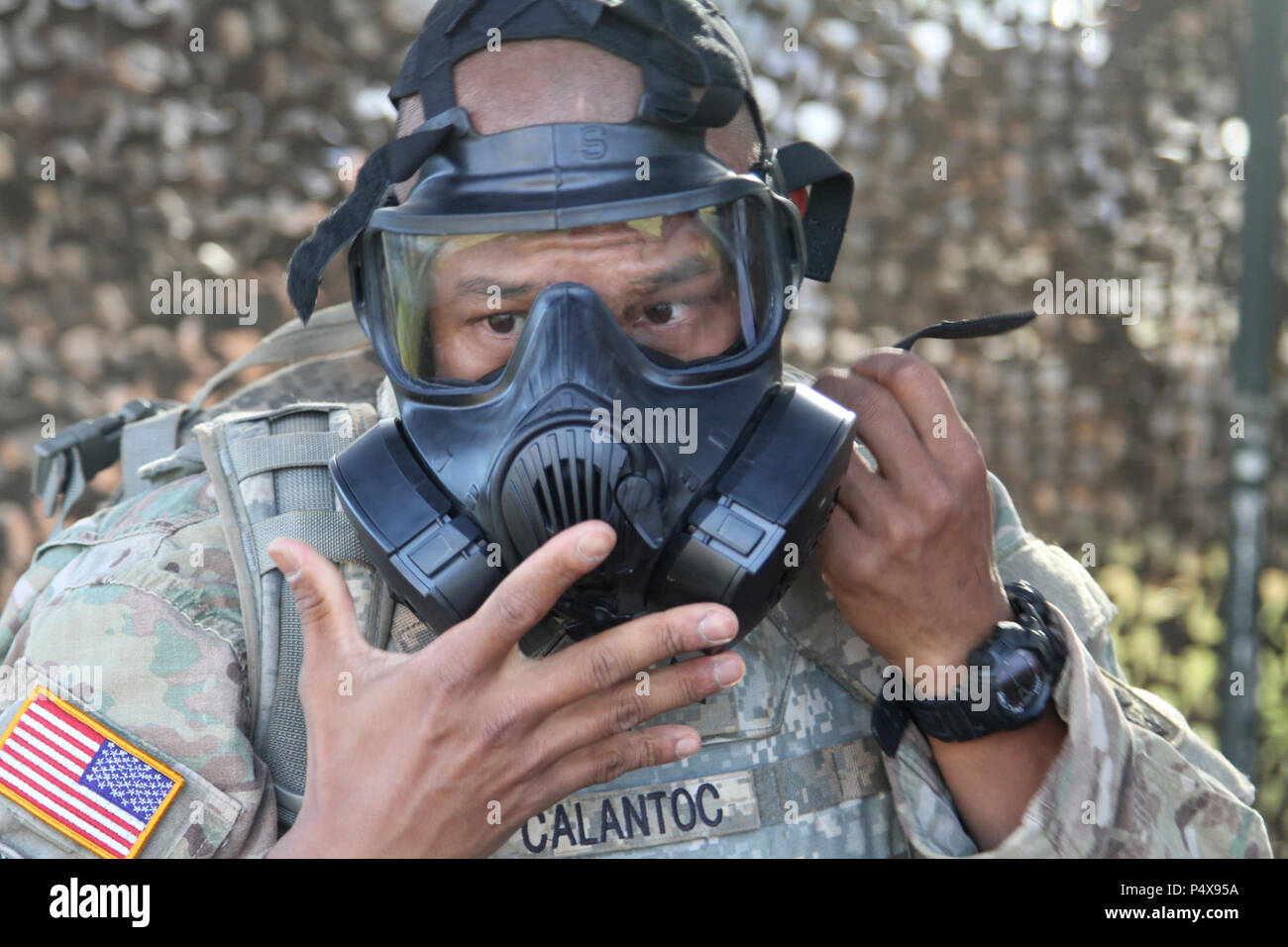 Le sergent Gene S. Calantoc avec 130e Brigade du génie, 8e commande Soutien Théâtre, effectue les tâches et les exercices de combat guerrier pour le jour 3 de l'Armée Concours Meilleur Guerrier Test de condition physique 10 mai Zone X-Ray sur Schofield Barracks, à Hawaï. Banque D'Images