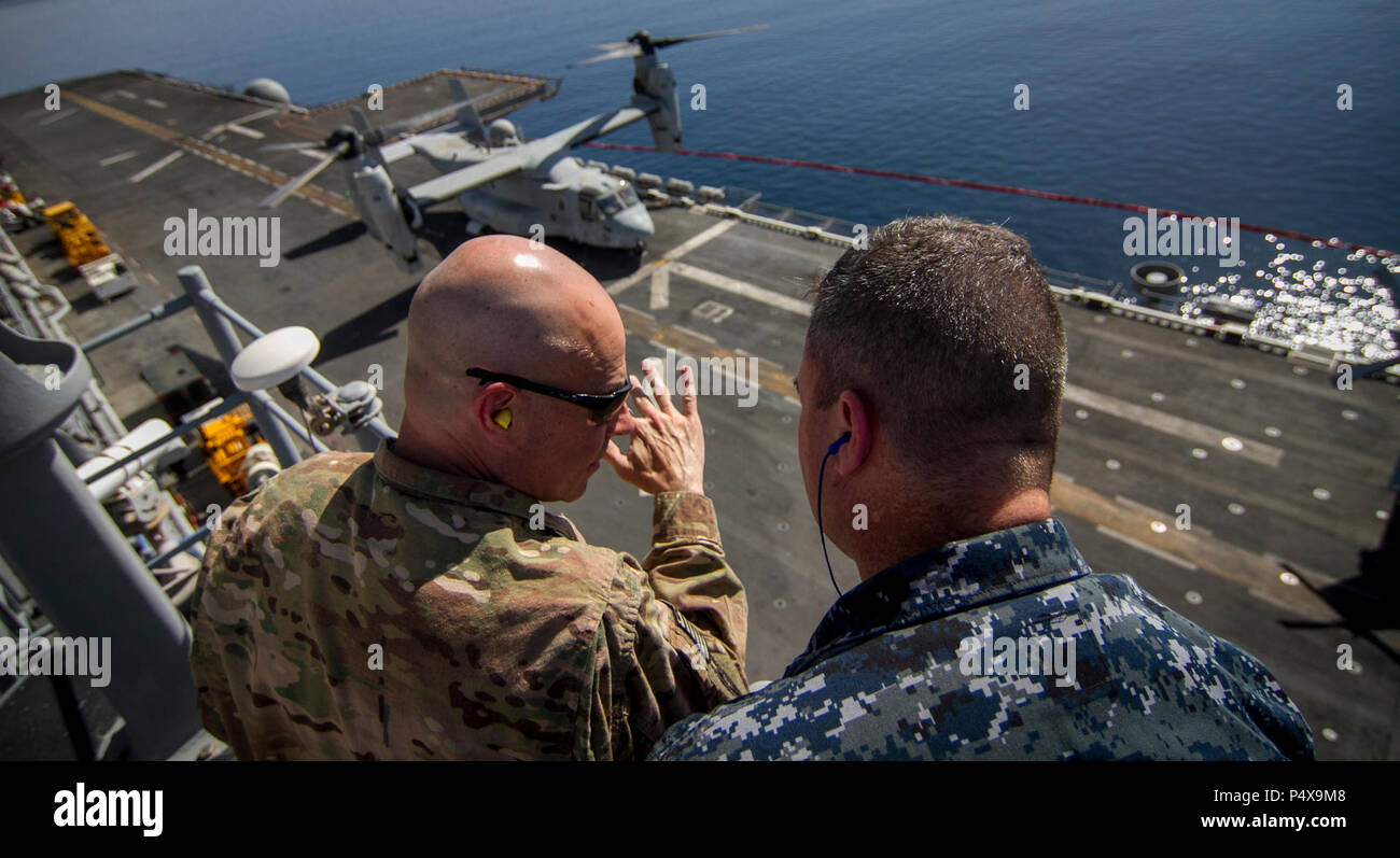 Dggmr. Sylvester Steele explique les opérations aériennes USS Bataan avec Briga.Gen. Jeffrey Kramer, général commandant de l'Armée Centre conjoint des opérations/Forces-Jordan. Lion avide est un exercice annuel le Commandement central américain en Jordanie visant à renforcer les relations militaires entre les Etats-Unis, la Jordanie et d'autres partenaires internationaux. La nouvelle édition se compose d'environ 7 200 militaires provenant de plus de 20 nations qui permettra de répondre aux scénarios impliquant la sécurité des frontières, de commandement et de contrôle, de la cyberdéfense et de la gestion de l'espace de combat. Banque D'Images