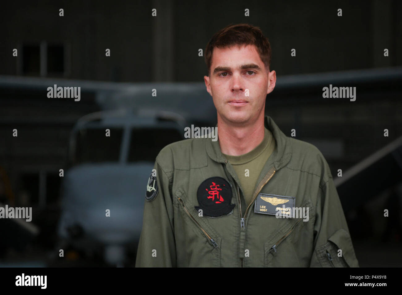 Le sergent du Corps des Marines des États-Unis. Lee Bennett reçoit le prix Paul G. Vess Marine avionique de l'année lors de Futenma Marine Corps Air Station, Okinawa, Japon, le 21 avril 2017. Le Marine Corps Aviation Association décerné Bennett pour son travail dans la réparation du câblage électrique dans le système d'avionique pour le V-22 Osprey. "J'ai reçu le prix mais nous avons un très bon groupe de gars ce résultat," a déclaré M. Bennett. Bennett, originaire de Havelock, Caroline du Nord, est un V-22 technicien en avionique avec Marine d'inclinaison moyenne 265 Escadron du rotor, Marine Aviation Escadron Logistique, 36 aéronefs maritimes Groupe 36, 1er Ma Banque D'Images