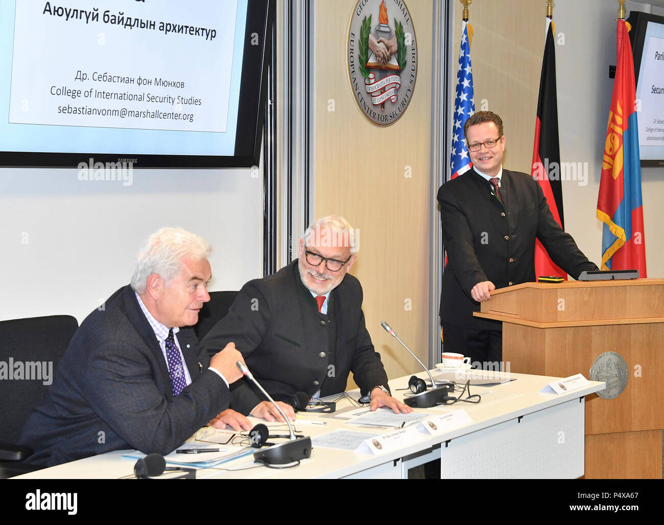 Centre Marshall la direction de l'Allemagne et les professeurs (de gauche à droite) Directeur adjoint du brig. Bgén (ret.) Johann Berger Allemand, doyen adjoint Dr. Sven Gareis et membre de la faculté Sebastian von Muenchow discuter du rôle du parlement allemand avec des parlementaires de Mongolie. Ce séminaire sur mesure est l'une des environ une douzaine de tenues chaque année à la George C. Marshall Centre européen d'études de sécurité pour aider les pays partenaires dirigeants comprennent la surveillance parlementaire de l'armée et d'autres domaines d'un gouvernement démocratique. (Marshall Center Banque D'Images Centre Marshall la direction de l'Allemagne et les professeurs (de gauche à droite) Directeur adjoint du brig. Bgén (ret.) Johann Berger Allemand, doyen adjoint Dr. Sven Gareis et membre de la faculté Sebastian von Muenchow discuter du rôle du parlement allemand avec des parlementaires de Mongolie. Ce séminaire sur mesure est l'une des environ une douzaine de tenues chaque année à la George C. Marshall Centre européen d'études de sécurité pour aider les pays partenaires dirigeants comprennent la surveillance parlementaire de l'armée et d'autres domaines d'un gouvernement démocratique. (Marshall Center Banque D'Images
