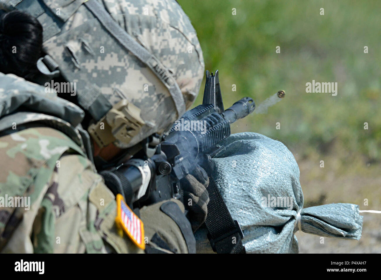 Soldats de l'armée américaine commande des ressources humaines se qualifier avec le M4 - 5,56 mm carabine semi-automatique au cours de la commande's Best Warrior concours tenu à Fort Knox, Ky., 8-11 mai 2017. Le haut fonctionnaire du rang de soldat enrôlé Junior et ce concours, chaque passer à l'installation de Fort Knox concours organisé sur l'après 21-25 mai. Banque D'Images