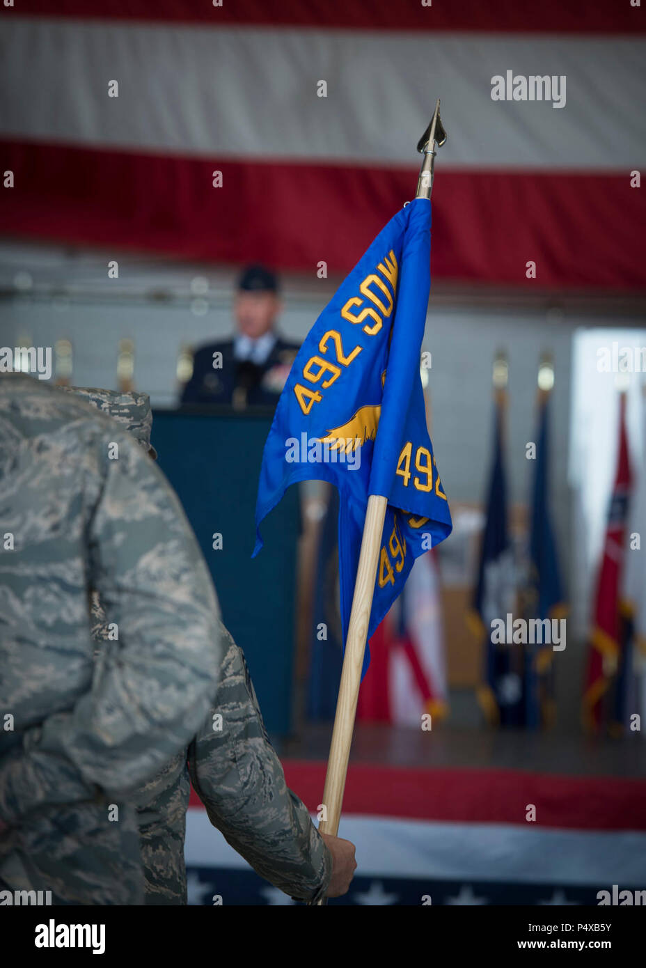 Le Colonel Nathan Green, commandant de la 492e Escadre d'opérations spéciales, parle au cours d'une cérémonie d'activation à Hurlburt Field, en Floride, le 10 mai 2017. L'indicateur pour le 492e SOW remonte à la DEUXIÈME GUERRE MONDIALE quand la 801st Groupe de bombardement a été créé au domaine Harrington, en Angleterre, en septembre 1943. Près d'un an plus tard, il sera dorénavant désigné sous le nom de 492e Groupe de bombardement, une couverture pour leur mission secrète Coopération Carpetbagger. Banque D'Images