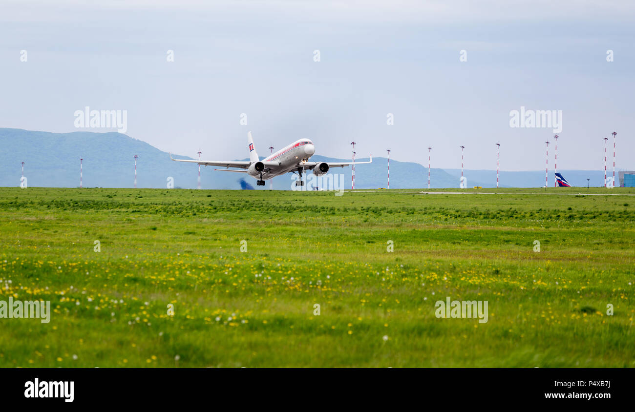 La Russie, Vladivostok, 05/26/2017. Avion de passagers Tupolev Tu-204-100B de l'entreprise Air Koryo (Corée du Nord) prend son envol. Banque D'Images