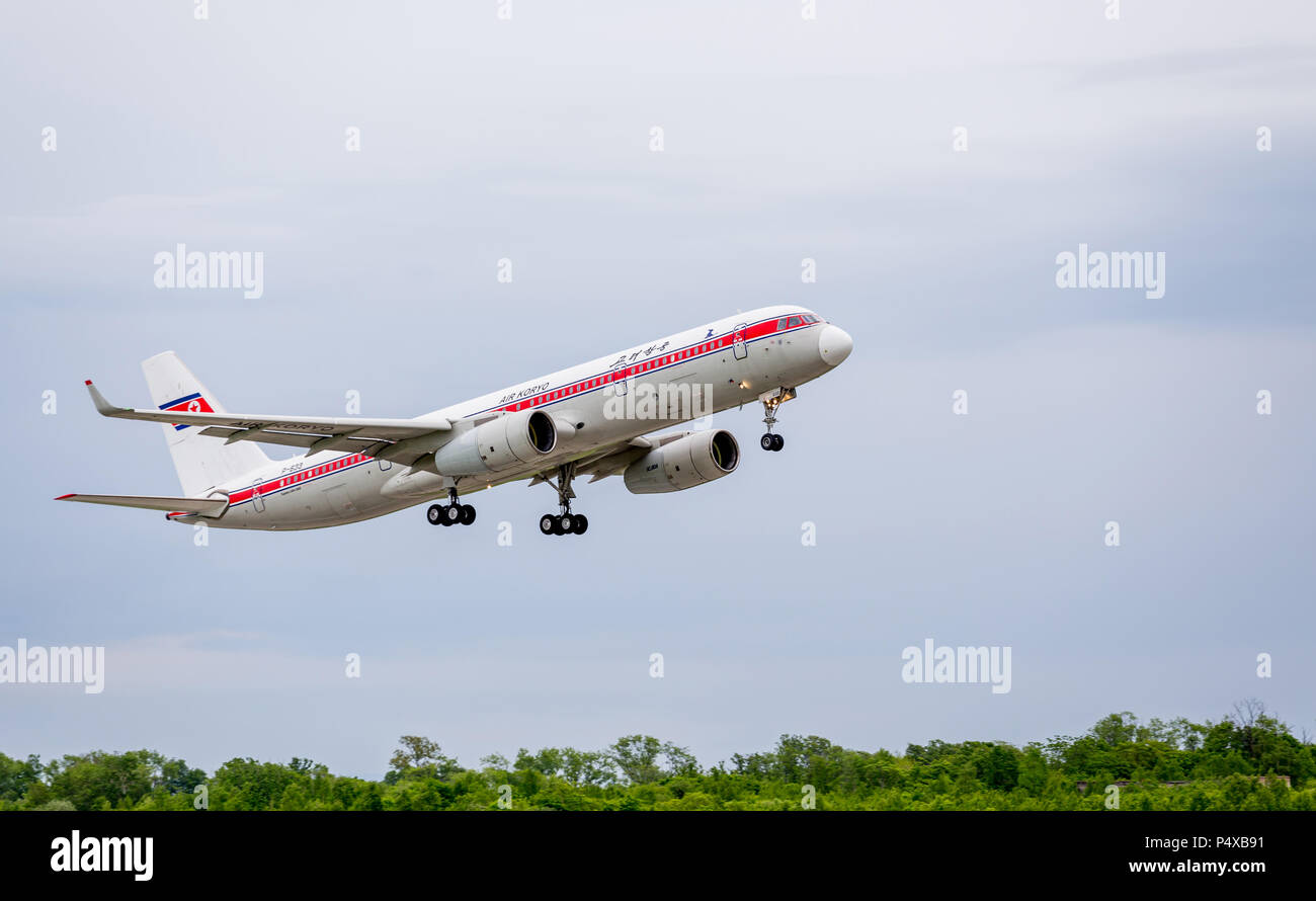 La Russie, Vladivostok, 05/26/2017. Avion de passagers Tupolev Tu-204-100B de l'entreprise Air Koryo (Corée du Nord) prend son envol. Banque D'Images