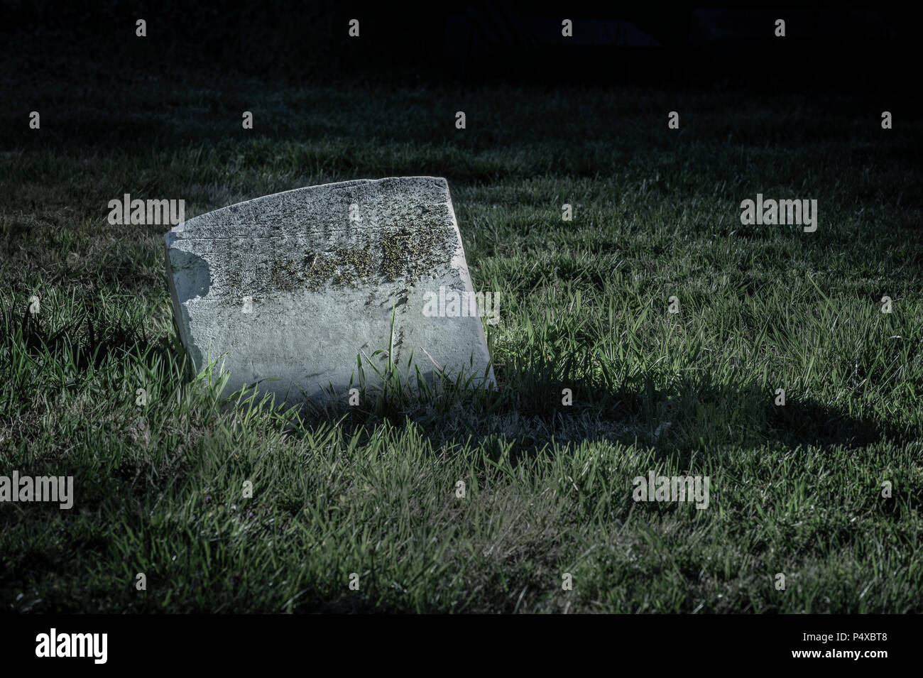 Tombstone vierge dans la nuit du cimetière Banque D'Images