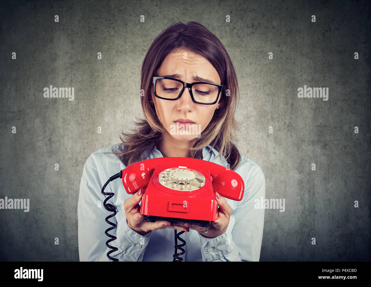 Désespéré triste business woman en attente d'un appel téléphonique Banque D'Images