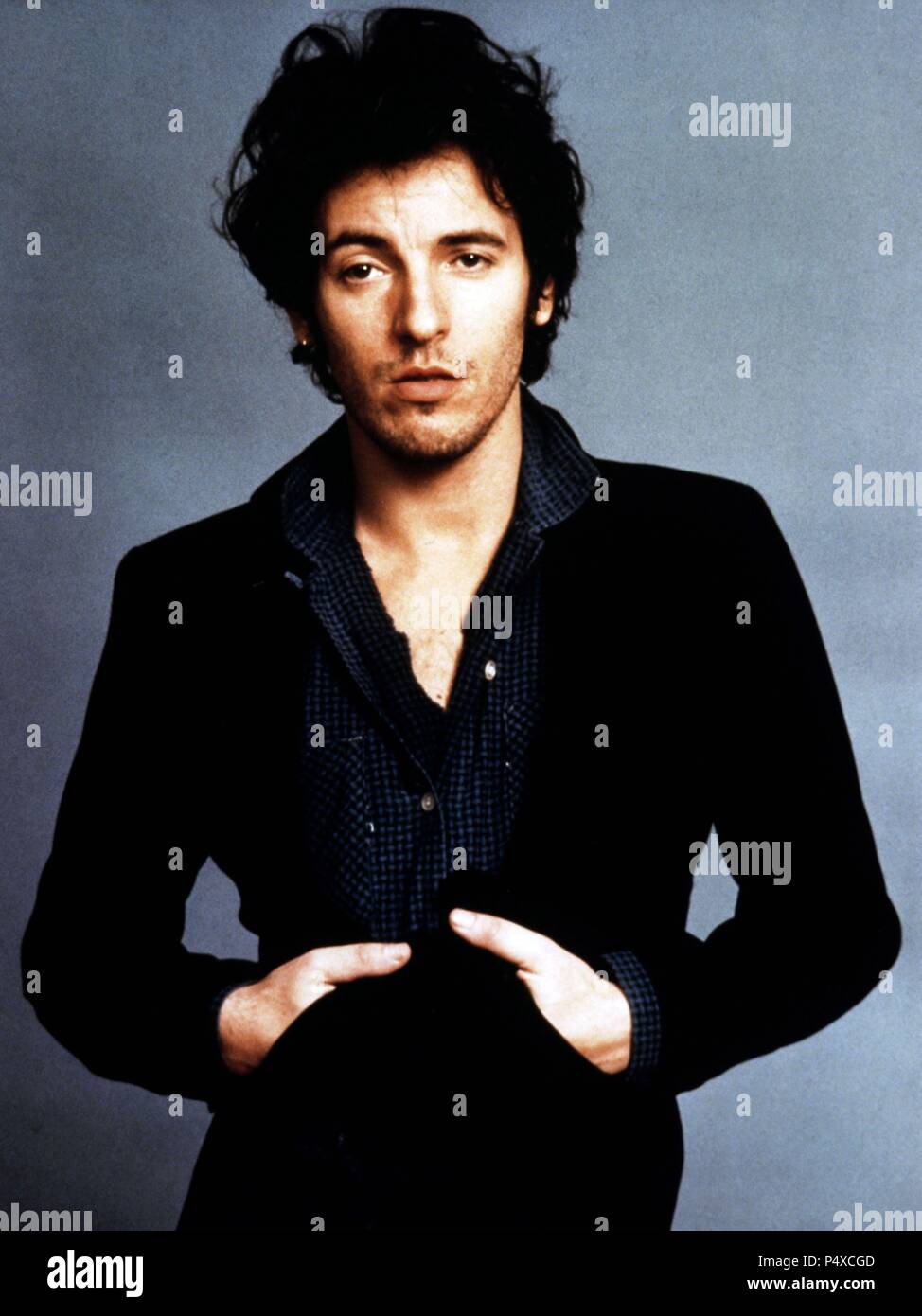 Bruce Springsteen debout avec ses mains dans les poches d'une veste. Banque D'Images