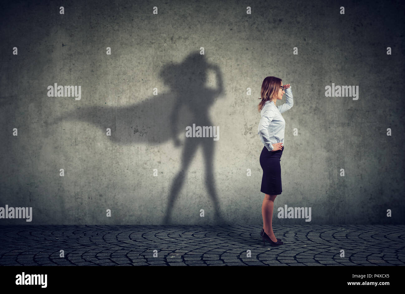 Vue latérale d'une femme d'affaires d'imaginer d'être un super héros à la aspirait. Banque D'Images