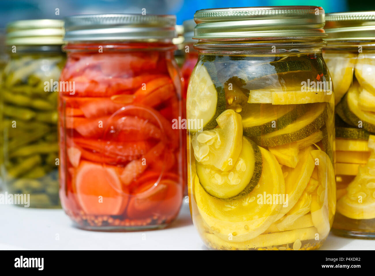 Les légumes en conserve à un marché de producteurs Banque D'Images