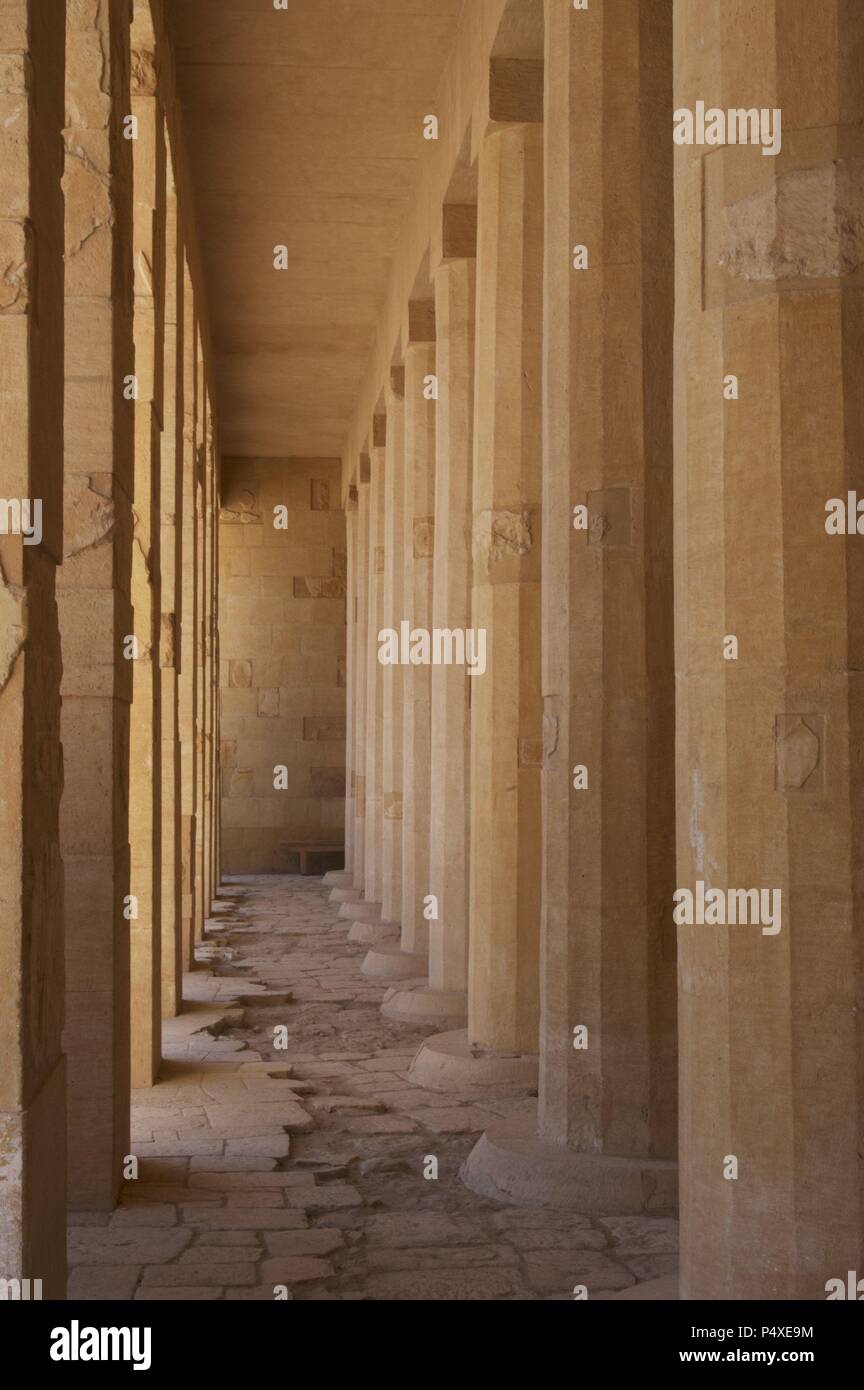 Temple d'Hatchepsout. Colonnade. 18ème dynastie. Nouveau Royaume. Deir el-Bahri. L'Égypte. Banque D'Images