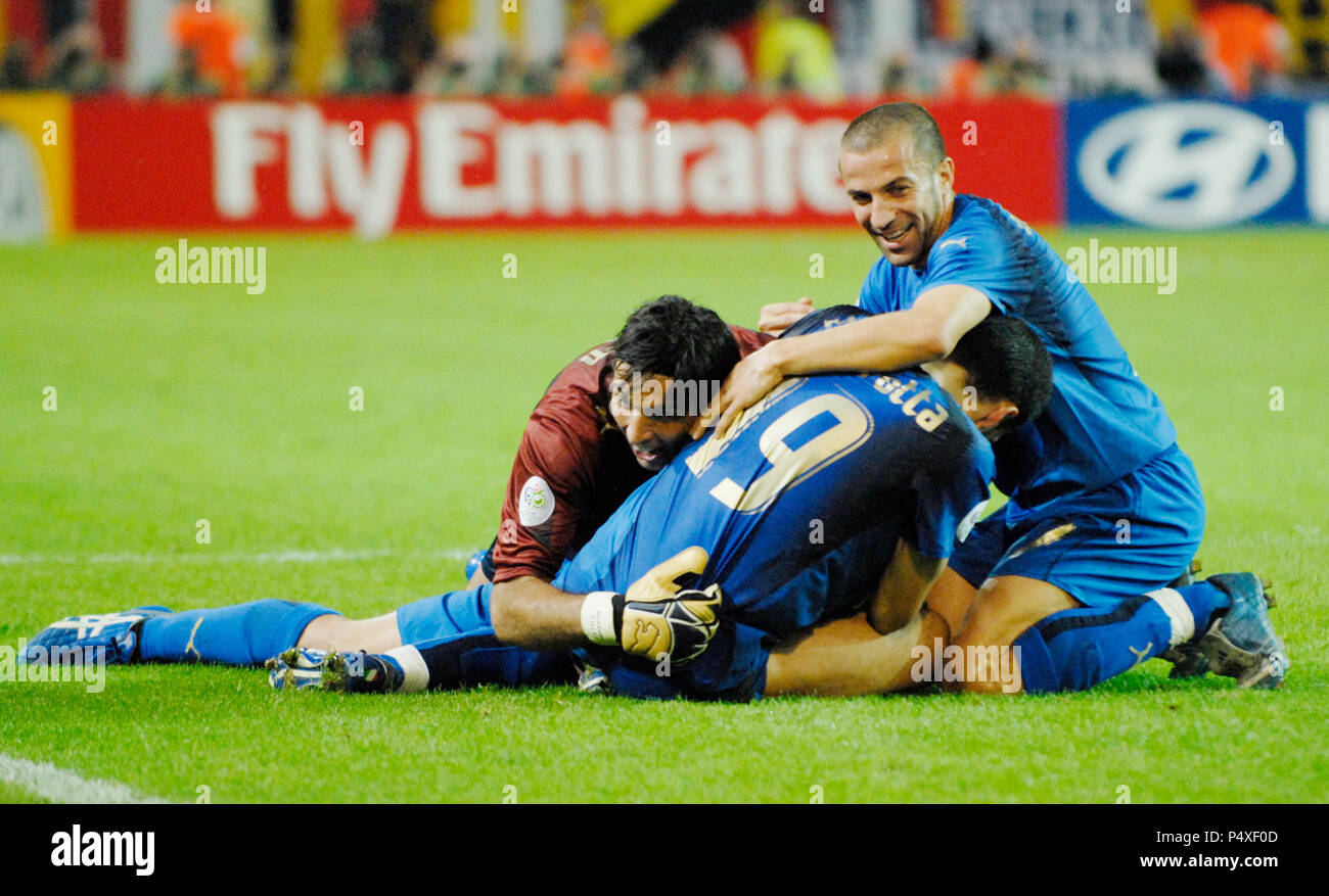 Football : Westfalenstadion Dortmund, Allemagne 4.7.2006-FIFA World Cup Germany 2006, demi-finale Allemagne vs Italie 0:2 ---- Gianluigi Buffon, Gianluca Zambrotta et Alessandro DEL PIERO (tous les ITA) célébrer après le match Banque D'Images