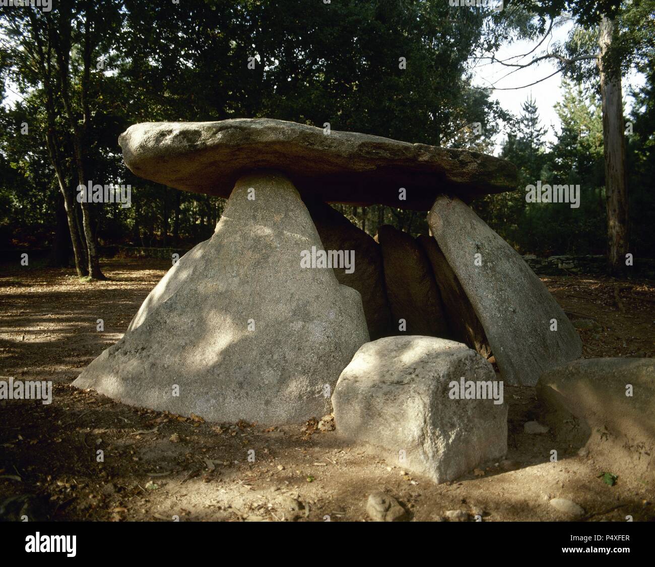 ARTE PREHISTORICO. EDAD METALES. ESPAÑA. DOLMEN DE AXITOS. Fechado en el milenio III a. C. OLEIROS. Provincia de La Corogne. La Galice. Banque D'Images