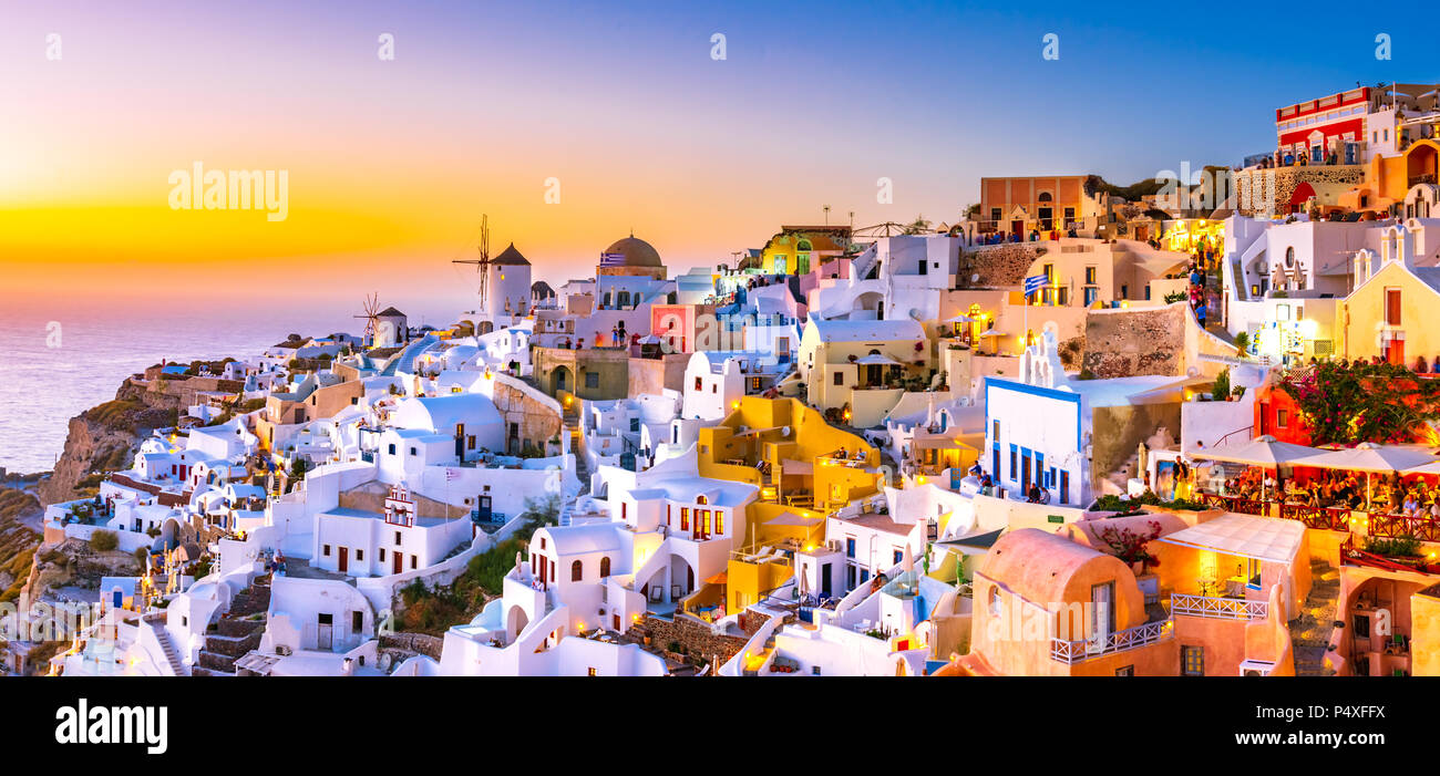 Vue panoramique de la ville d'Oia, Santorin, Grèce au coucher du soleil. Célèbre et traditionnel des maisons blanches et des églises aux dômes bleus sur la caldeira, Ae Banque D'Images