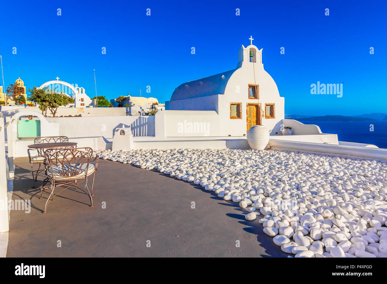 Oia, Santorin, Grèce au coucher du soleil. Célèbre et traditionnel des églises blanches sur la caldeira, la mer Égée. Banque D'Images