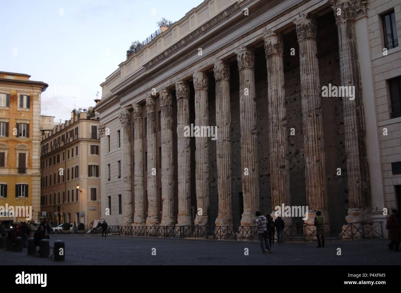 L'Italie. Rome. Temple d'Hadrien ou Hadrianeum. Construit par Antonin le Pieux en 145. Intégrée à un bâtiment plus tard. Avec Colonnade colonnes corinthiennes. Piazza di Pietra (Piazza de Pierre). Banque D'Images