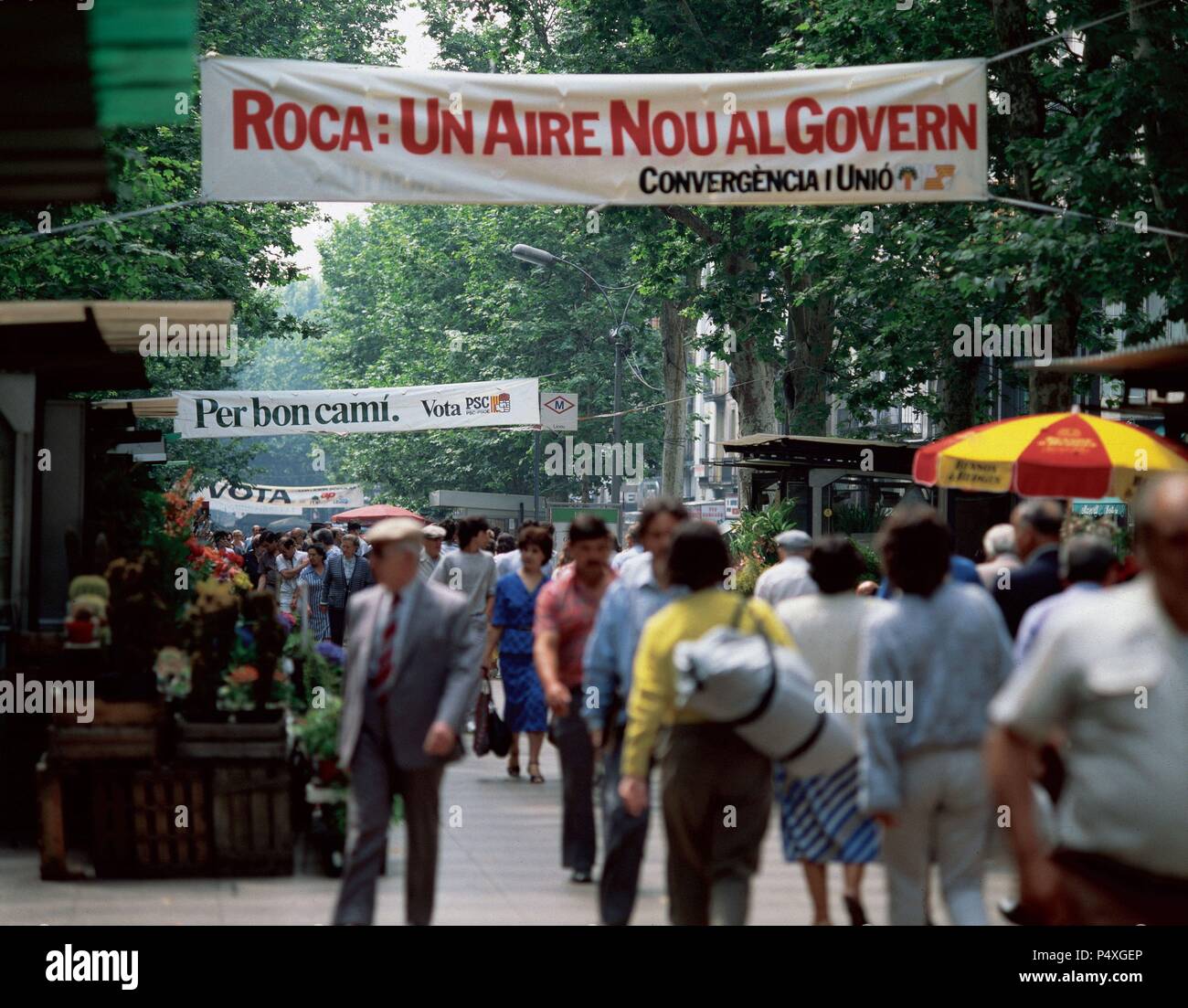 L'Espagne. La Catalogne. Les élections au Parlement européen, 1989. Général des bannières sur les Ramblas de Barcelone. Banque D'Images