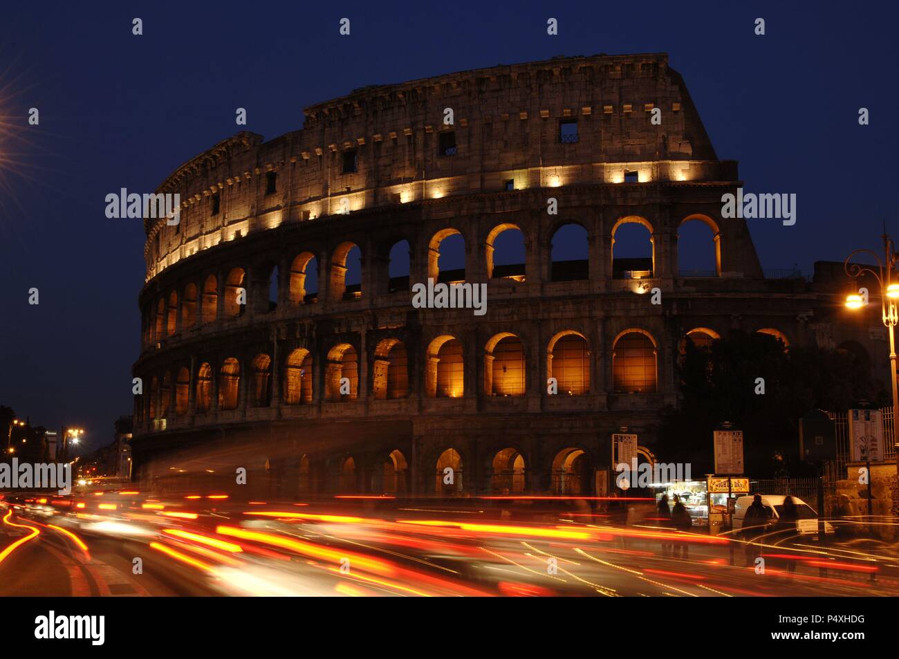 L'Italie. Rome. Le Colisée (Coliseum) ou Flavian Amphitheater. La construction elliptique construits en béton et en pierre. 1er siècle A.C. Vue nocturne. Banque D'Images