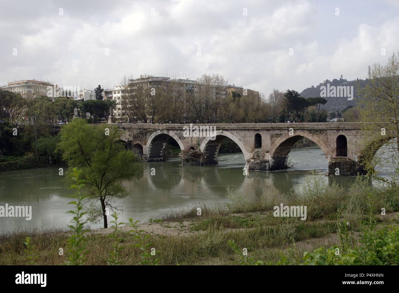 L'Italie. Rome. Le pont Milvius sur le Tibre. Banque D'Images