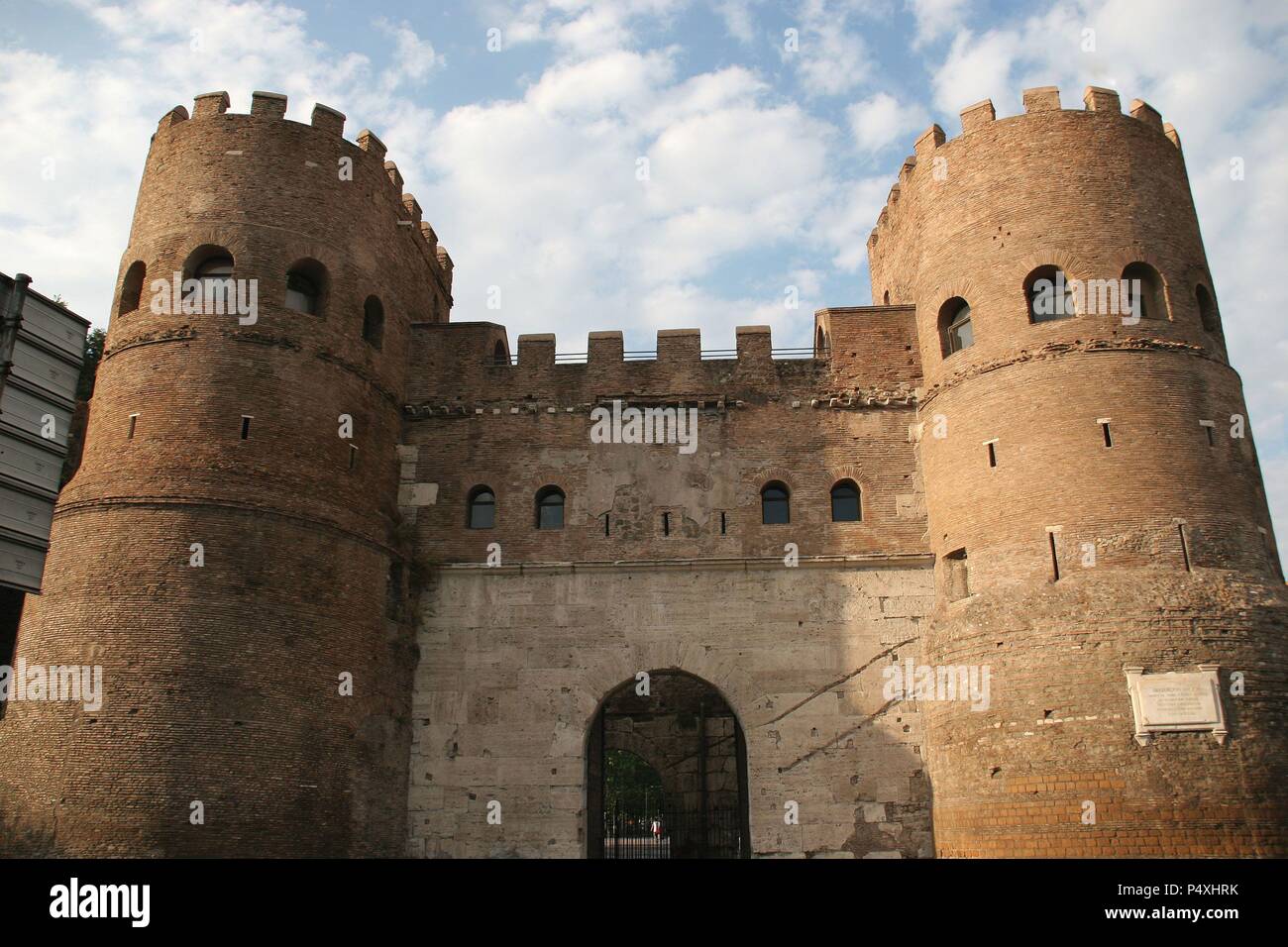 Porta San Paolo. L'une des portes d'southem dans le 3ème siècle Aurélien Wals de Rome. Rome. L'Italie. Banque D'Images