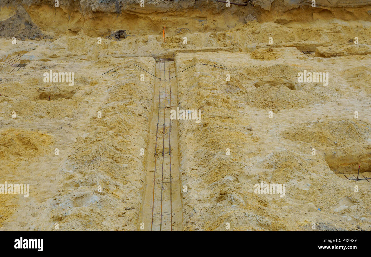 Ainsi, l'inspection et du tuyau de drainage tranchée avec coffrage, qui est préparé pour verser la fondation Banque D'Images