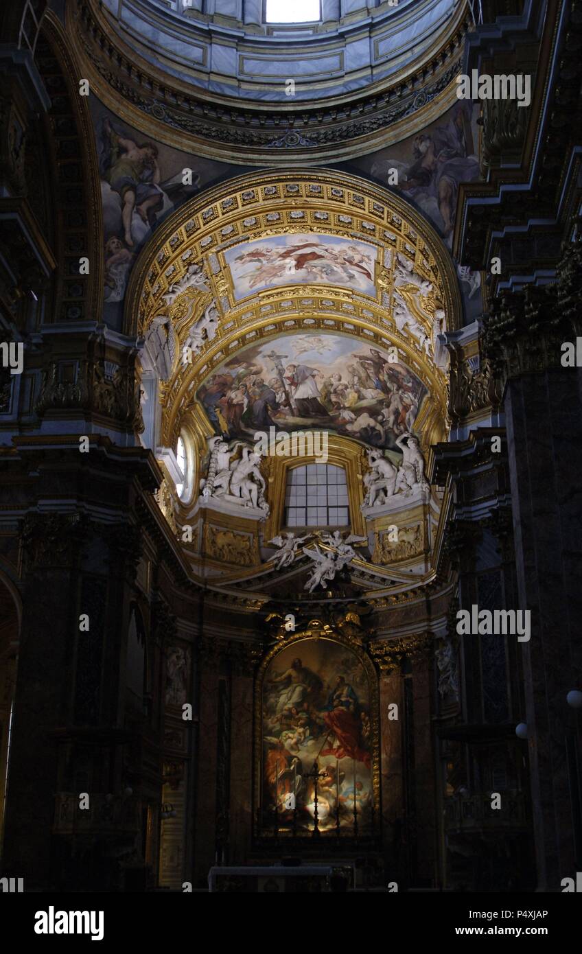 L'Italie. Rome. Basilique San Carlo al Corso. 17e siècle. Chevet niche avec fresque représentant St Charles parmi ceux qui sont touchés par la peste, 1677, de Giacinto Brandi (1621-1691). Retable, par Carlo Maratta (1625-1713), montre Saint Charles Borromée et saint Ambroise, en robes ecclésiastiques, avec le Christ, Vierge Marie et les Anges, 1685-1690. Stucs sont par Giacomo Antonio Fancelli (1619-1671) et Cosimo Fancelli (1620-1688). Banque D'Images