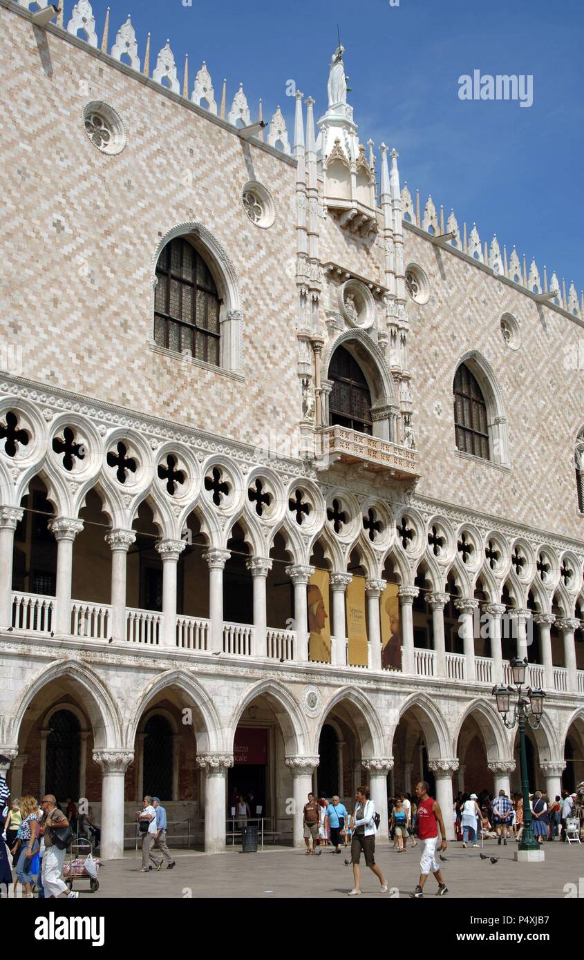 L'Italie. Venise. Vue sur le Palais Ducal des Doges, construites pour la plupart entre 1309 et 1442 que la résidence du Doge. Les treillis est décoré de marbre et entouré d'un portique à colonnes et galeries, avec deux balcons en haut parmi les grandes fenêtres en ogive s'ouvrent sur le mur de marbre. Veneto. Banque D'Images