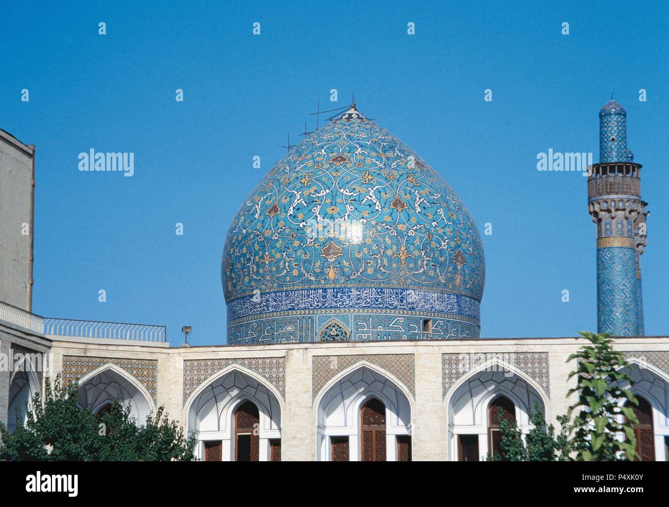 Les Madrasah-i-j'Shahh Madar, également connu sous le nom de Chahar Bagh l'école. Il a été construit sous le patronage d'Husain Shah I, un roi safavide. 18e siècle. Dome et minarets. Isfahan. L'Iran. Banque D'Images