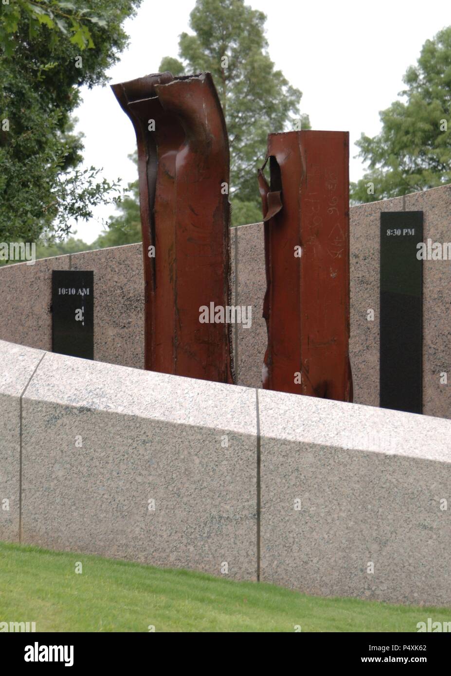 Le mémorial du 11 septembre. L'année 2003. Monument dédié à tous les Texans qui sont morts pendant les attaques terroristes. Conçu par OÕConnell, Robertson et associés d'Austin. Avec deux colonnes d'acier à partir de zéro. Cimetière de l'État du Texas. Austin. United States. Banque D'Images