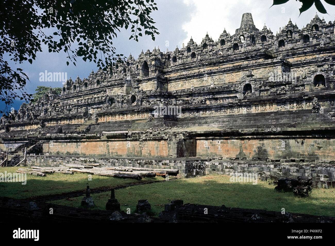 L'Indonésie. Java. Borubudur. Temple bouddhiste Mahayana à Magelang. Six plates-formes carrés décorés de reliefs par l'architech Gunadarma. 9e siècle. Banque D'Images