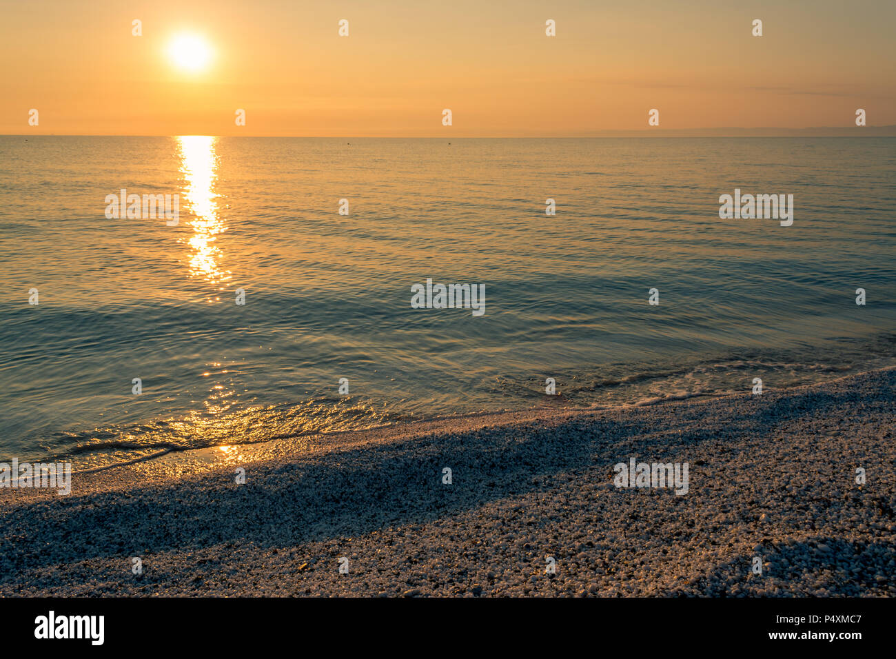 Lever de soleil sur la plage Le Saline de, près de Stintino, Sardaigne Banque D'Images