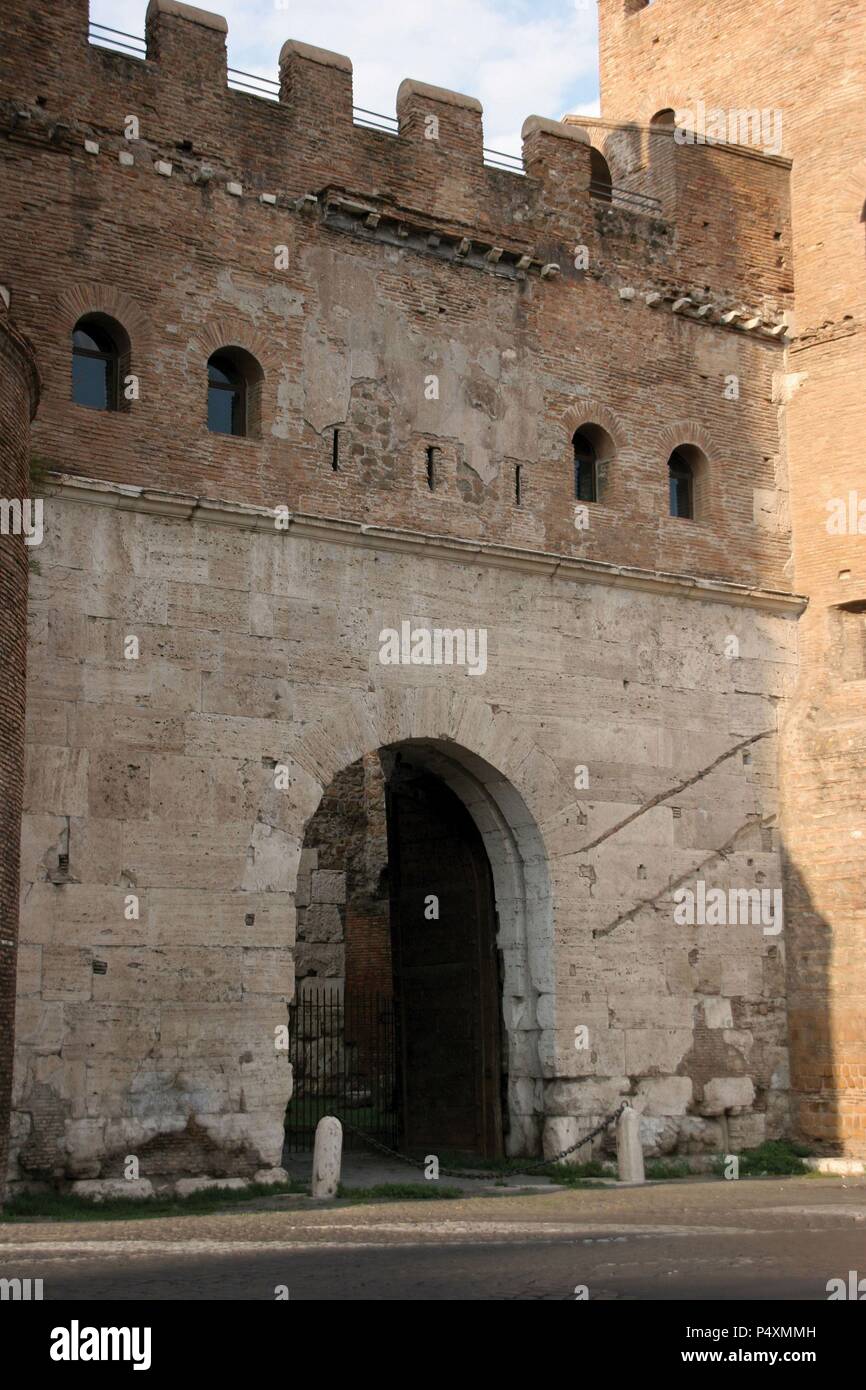 Porta San Paolo. L'une des portes d'southem dans le 3ème siècle Aurélien Wals de Rome. Rome. L'Italie. Banque D'Images