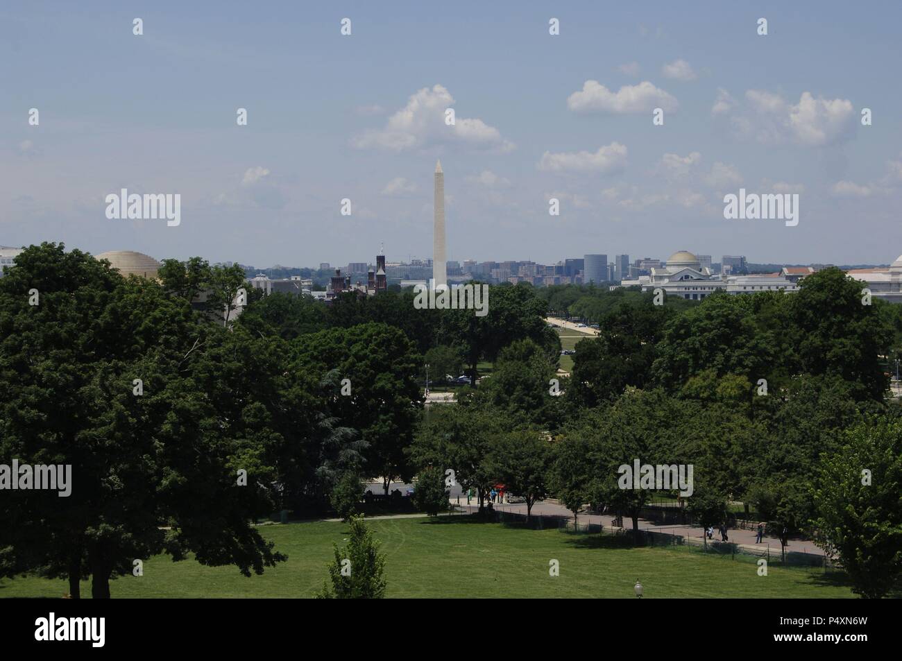 United States. Washington, D.C., National Mall du Capitole. Au fond, le Washington Monument, l'obélisque construit pour commémorer le président G. Washington. Banque D'Images