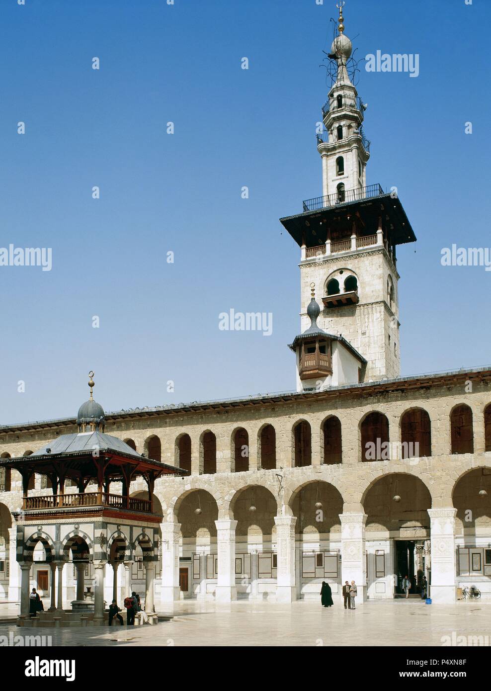 La Syrie. Grande Mosquée de Damas. Cour avec fontaine d'ablutions dans le centre, et le minaret de la fiancée. 8e siècle. Banque D'Images