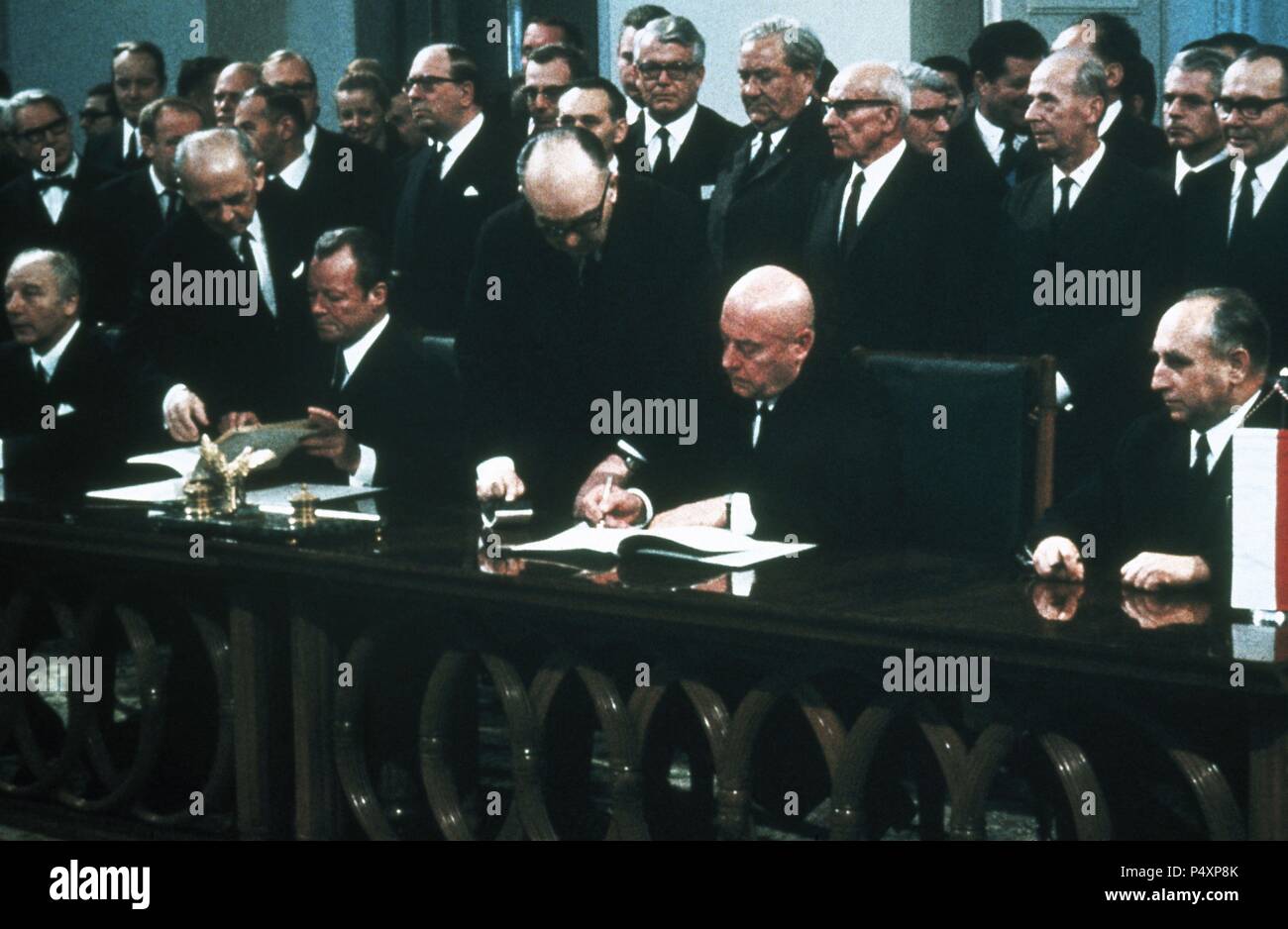 Traité de Varsovie (7 décembre 1970). Entre la République fédérale d'Allemagne une République populaire de Pologne. La chancelière allemande, Billy Brandt et le Premier ministre polonais Józef Cyrankiewicz signant le Traité au palais présidentiel. Varsovie. La Pologne. Banque D'Images